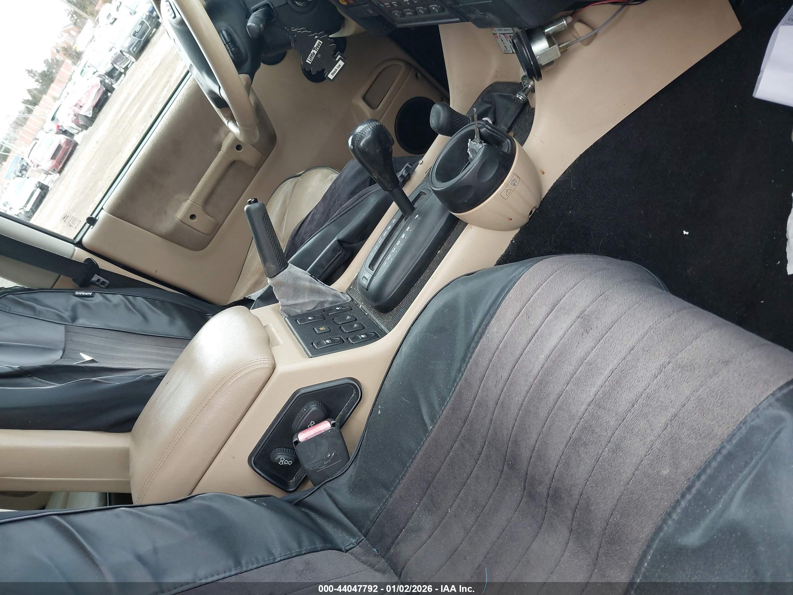LAND ROVER image 5