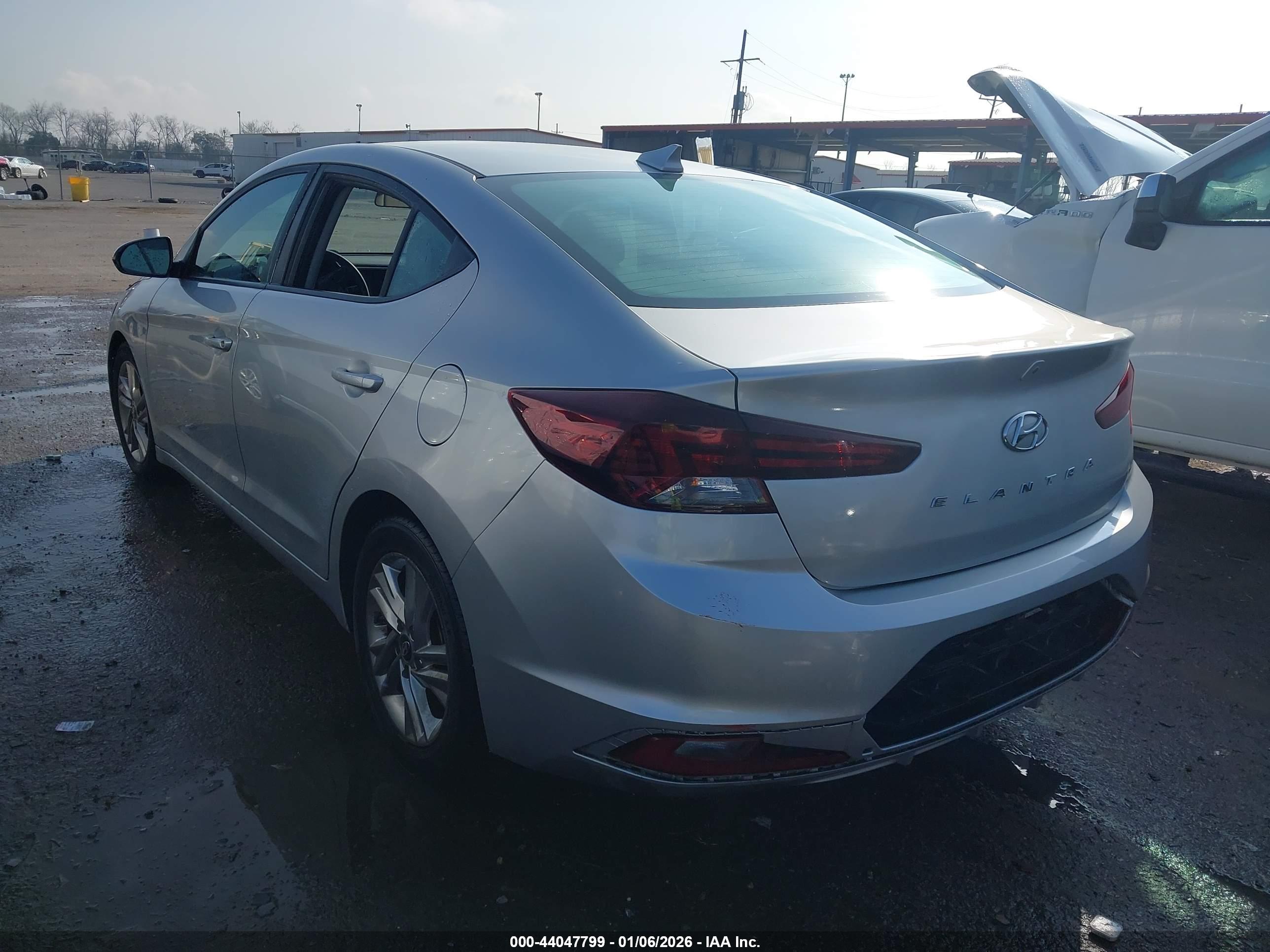 HYUNDAI ELANTRA image 3