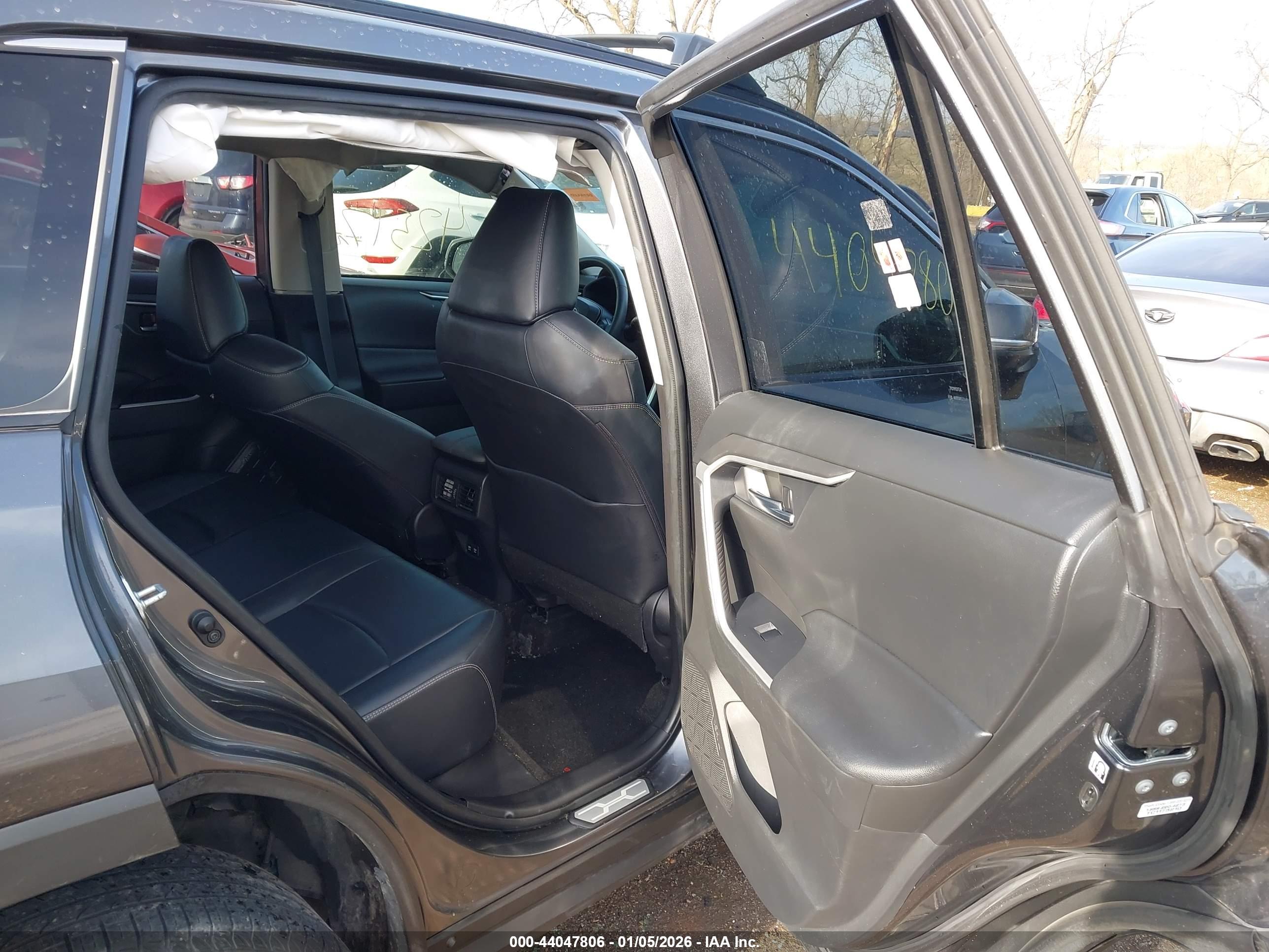 TOYOTA RAV4 image 8