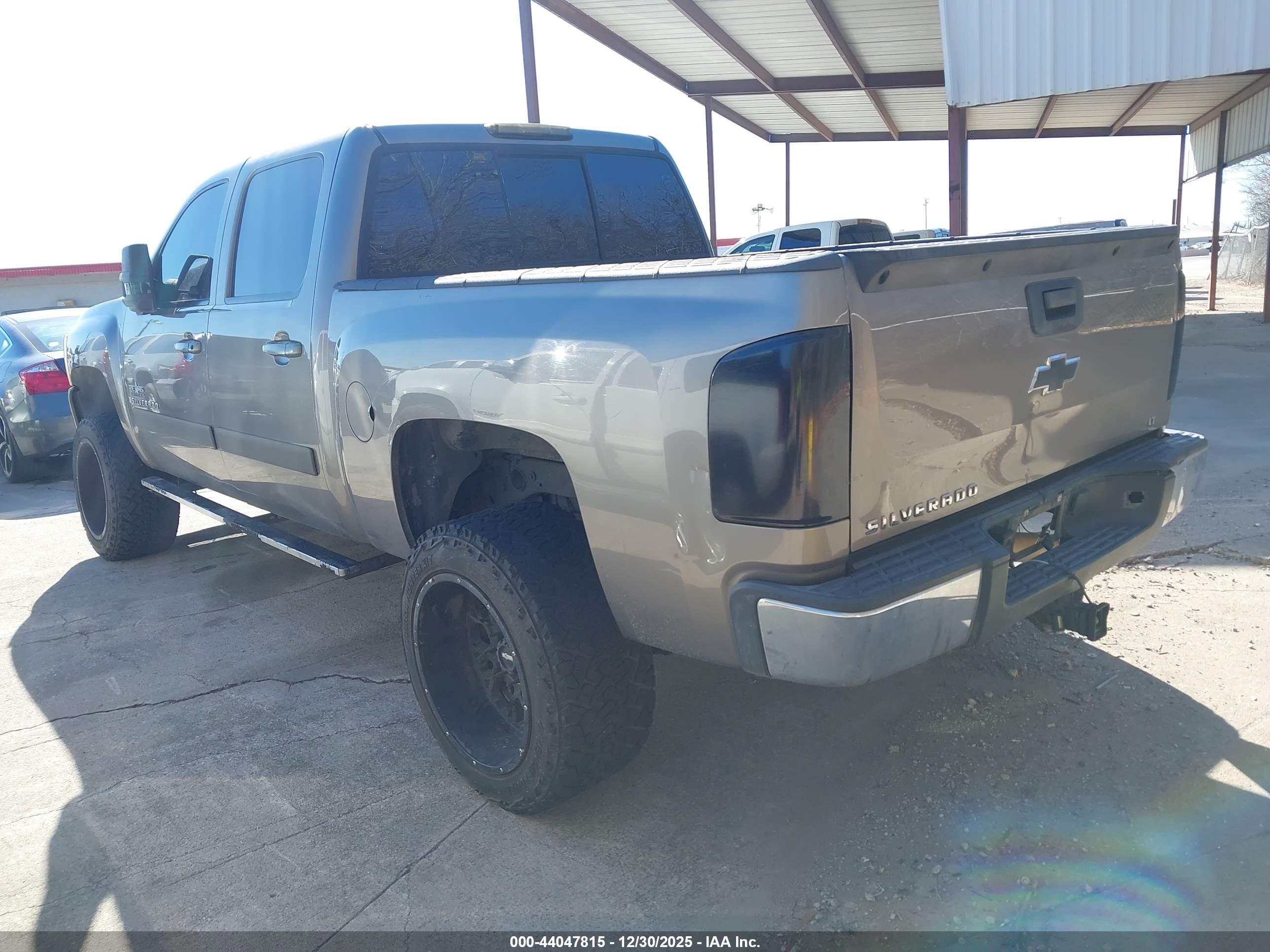 CHEVROLET SILVERADO image 3