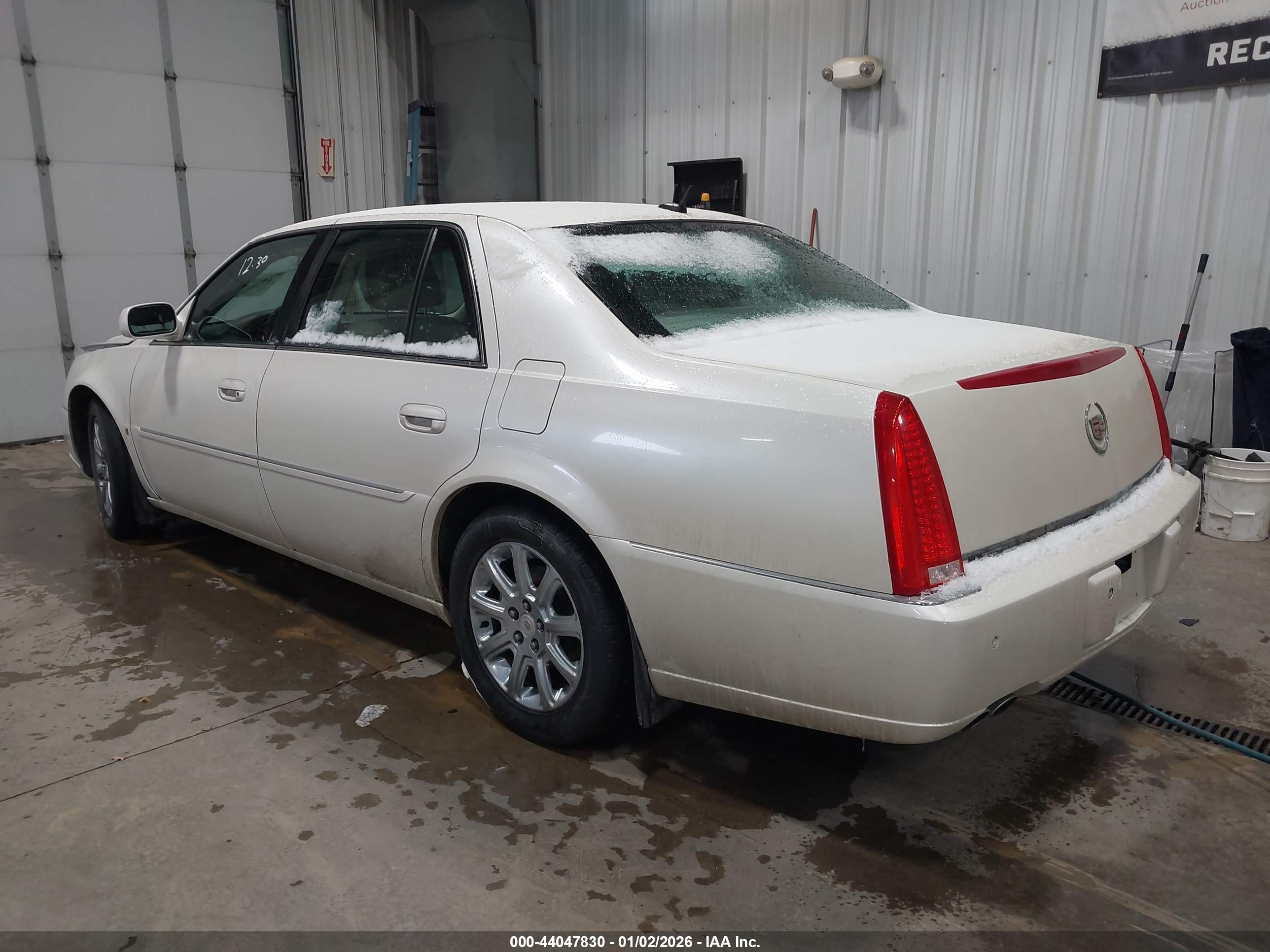 CADILLAC DTS image 3
