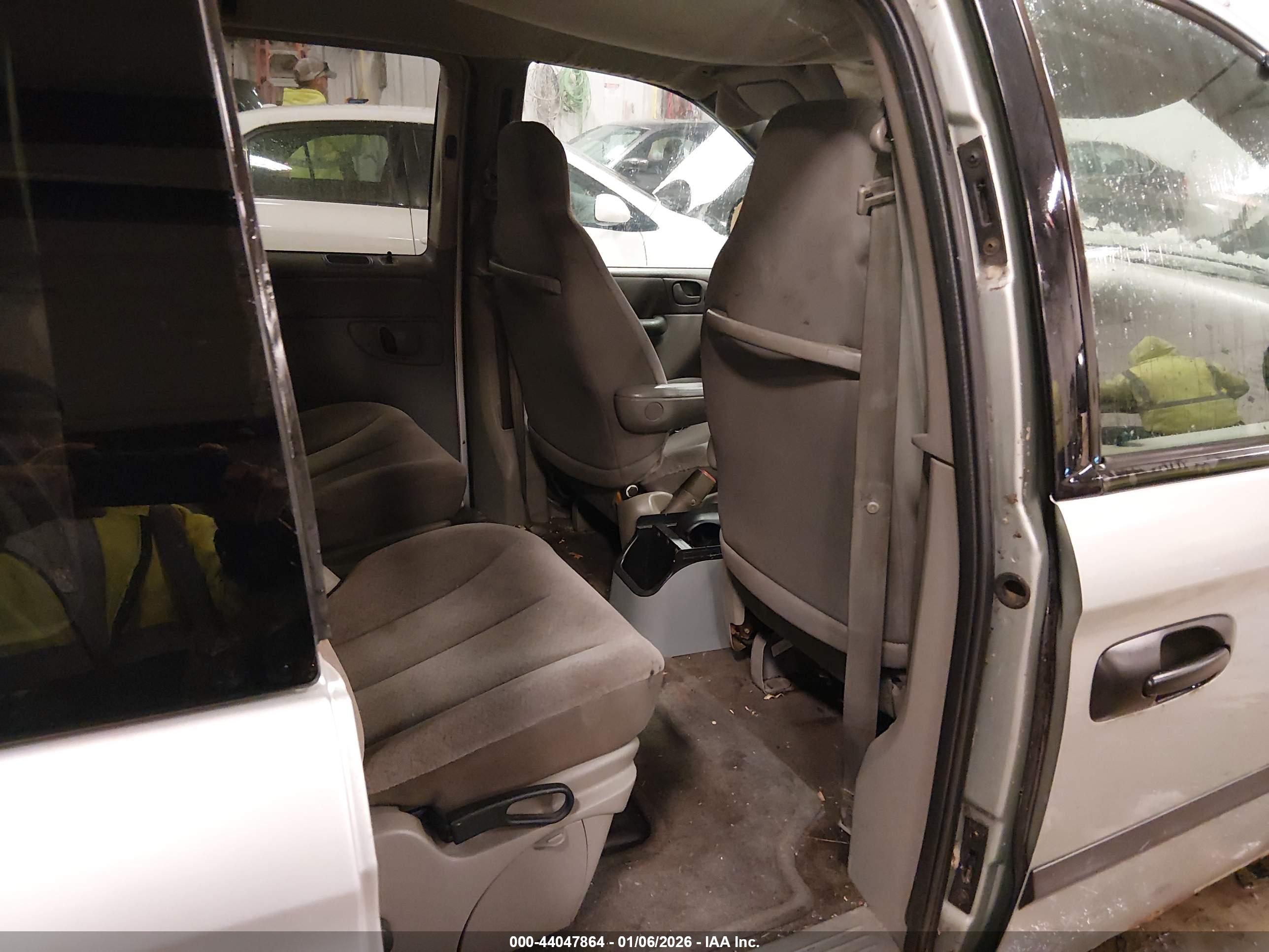 DODGE CARAVAN image 8