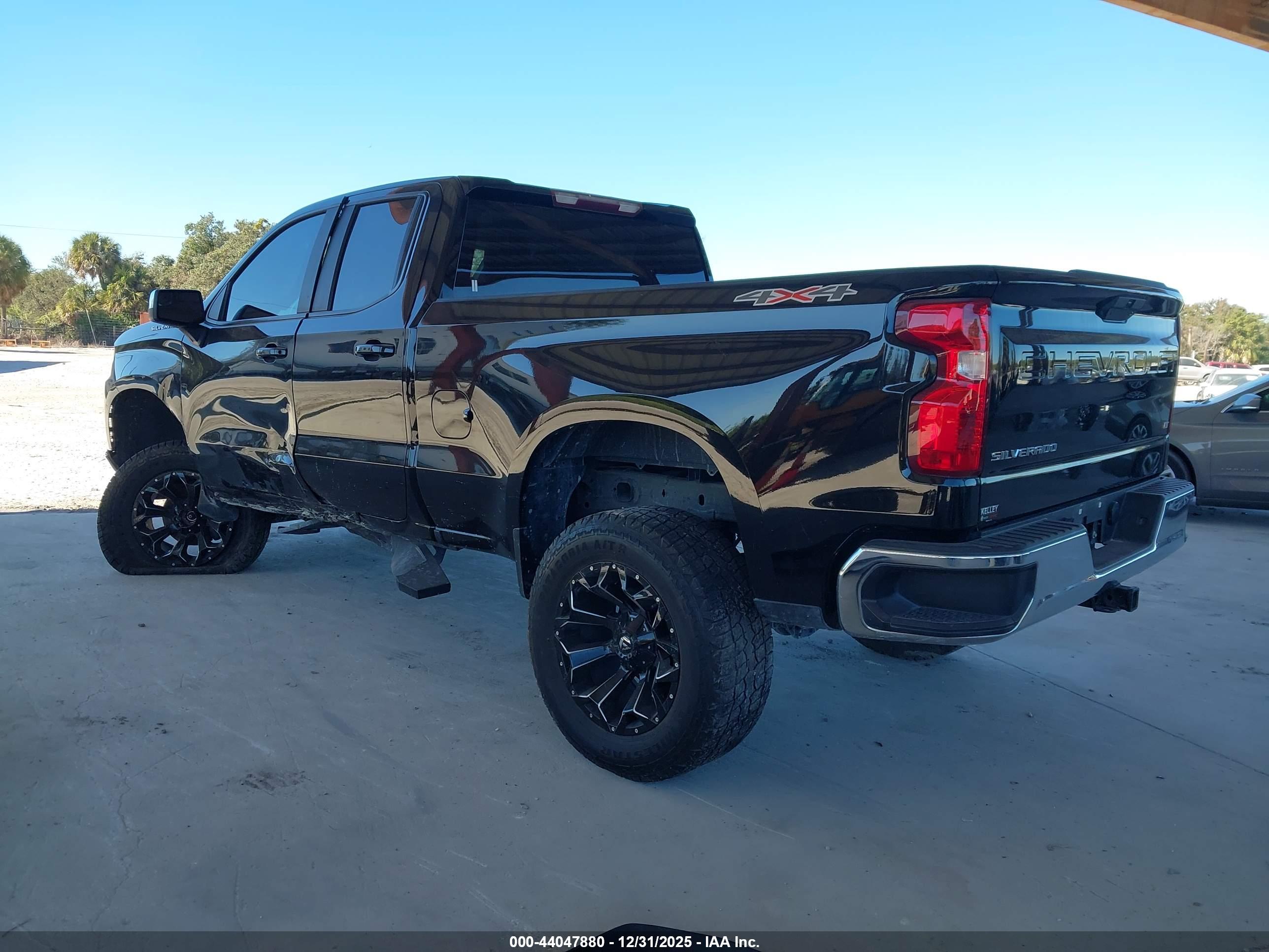 CHEVROLET SILVERADO image 3