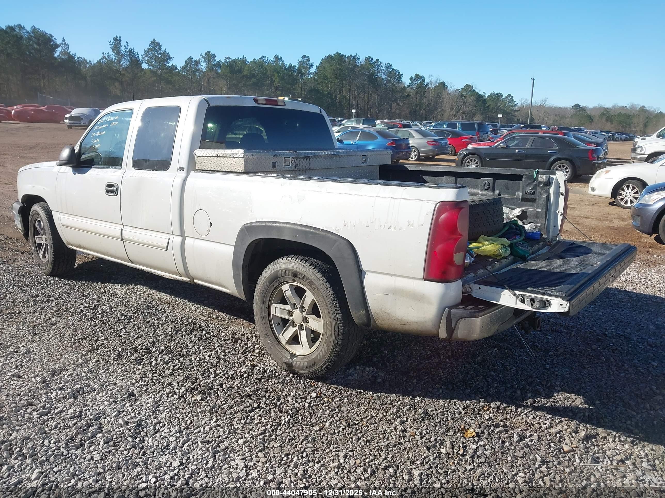 CHEVROLET SILVERADO image 3
