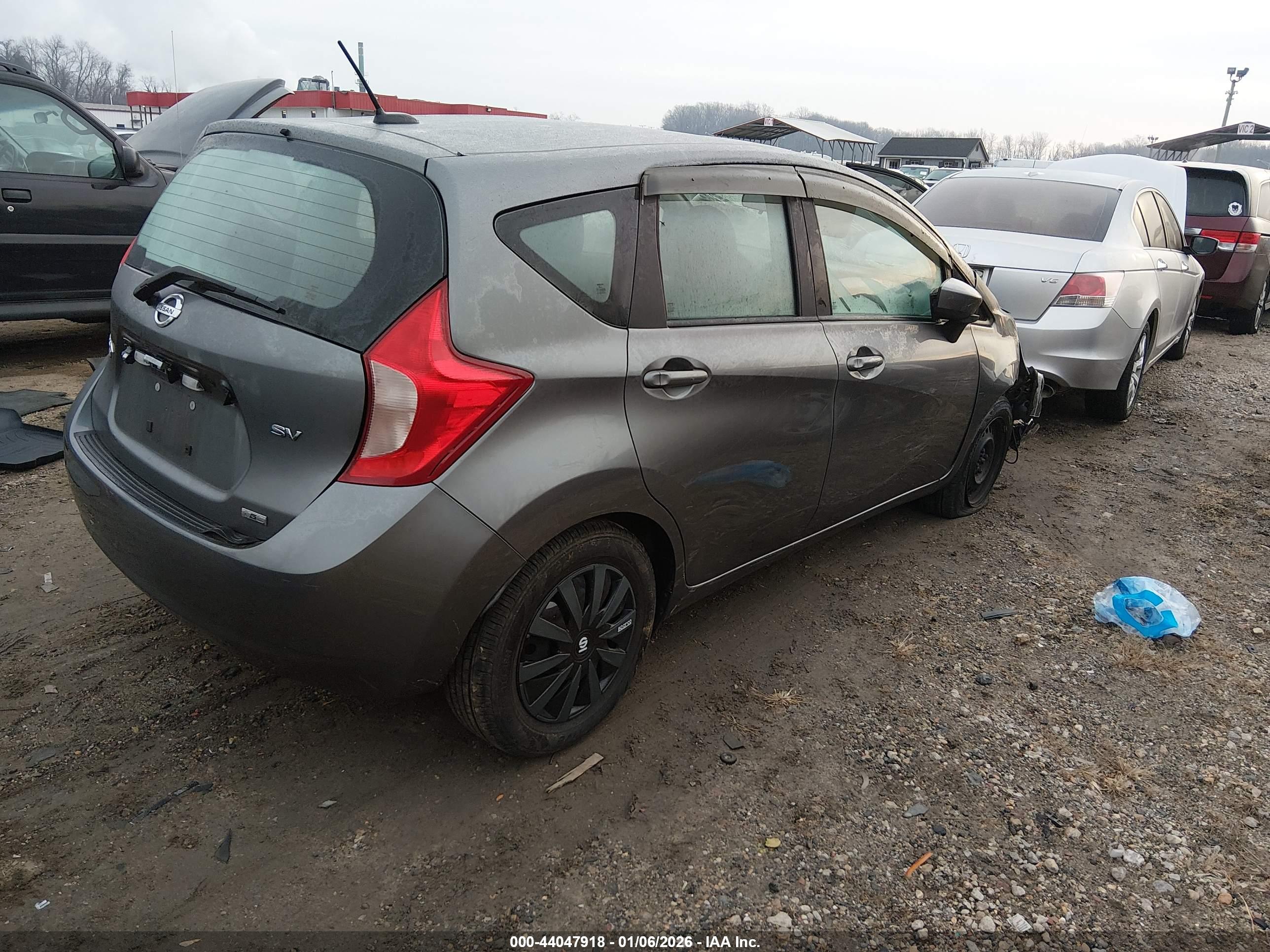 NISSAN VERSA image 4