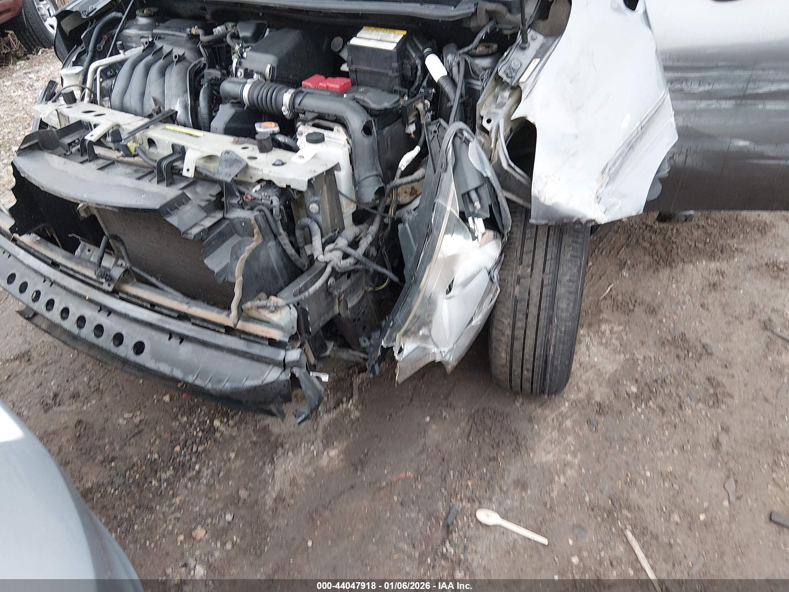 NISSAN VERSA image 6