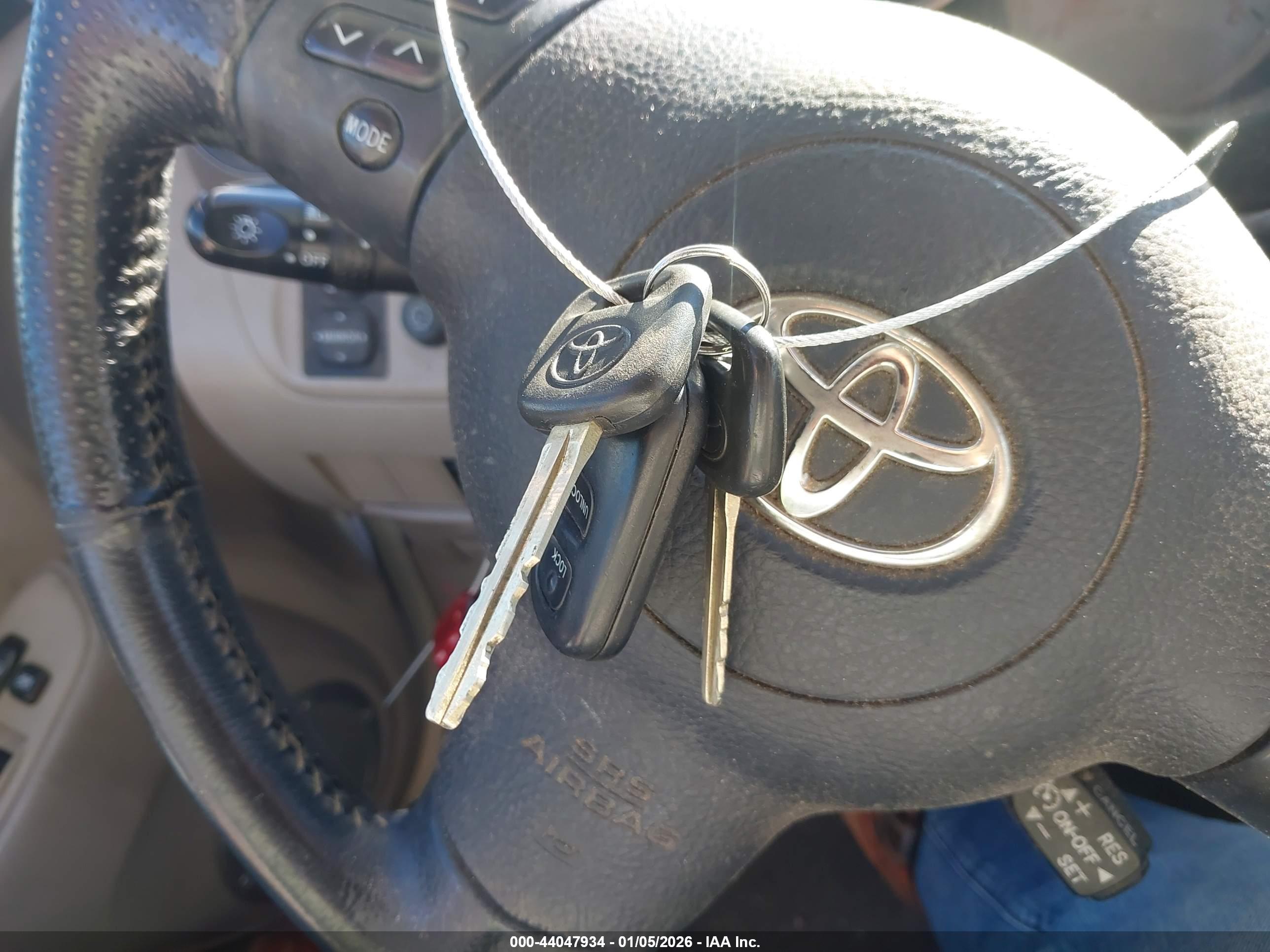 TOYOTA RAV4 image 11