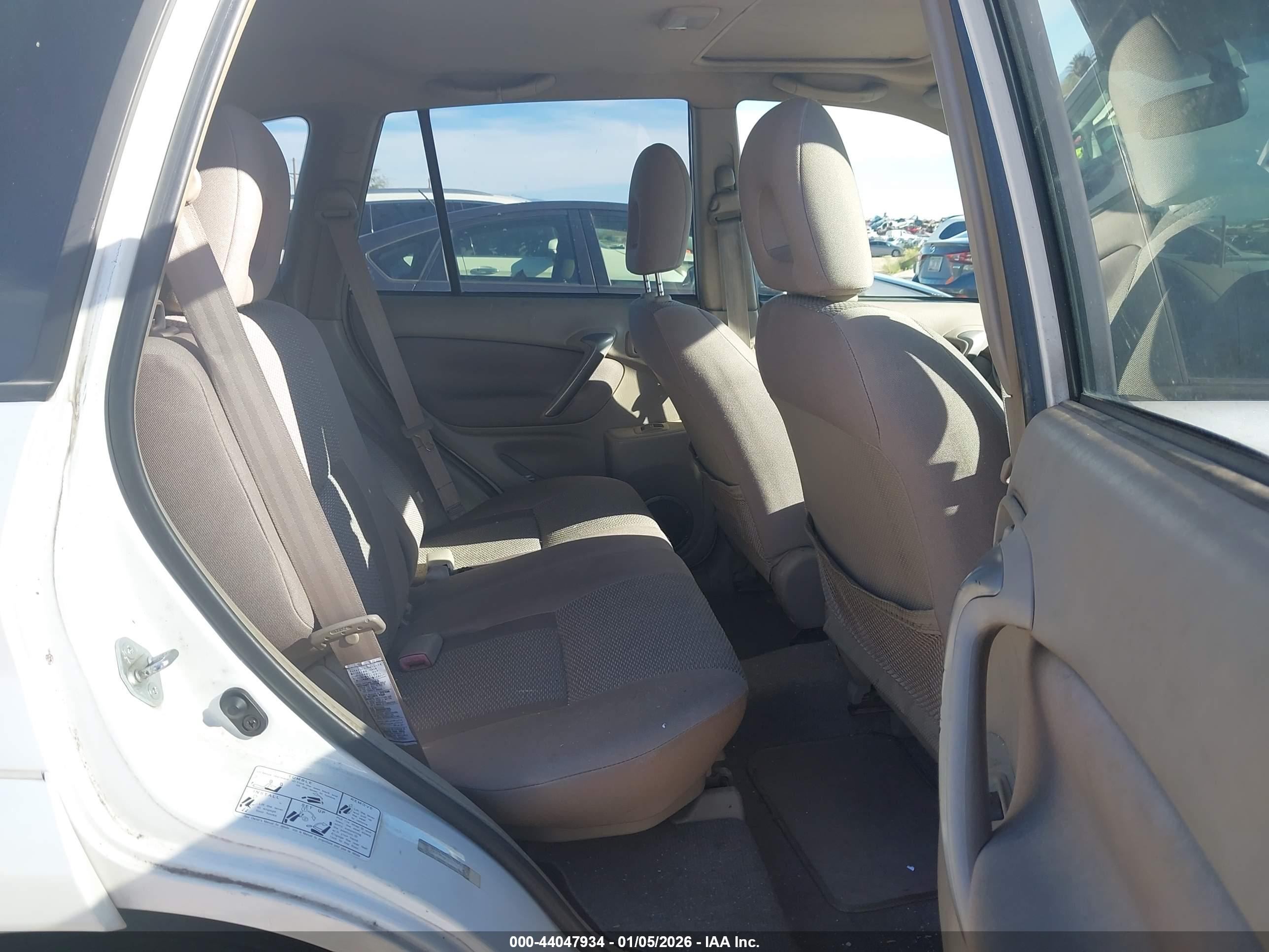 TOYOTA RAV4 image 8