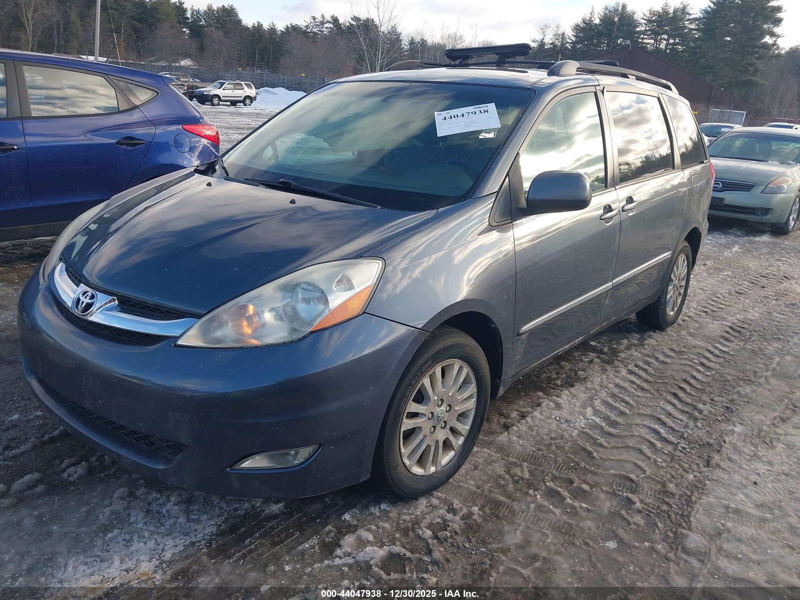 TOYOTA SIENNA image 2