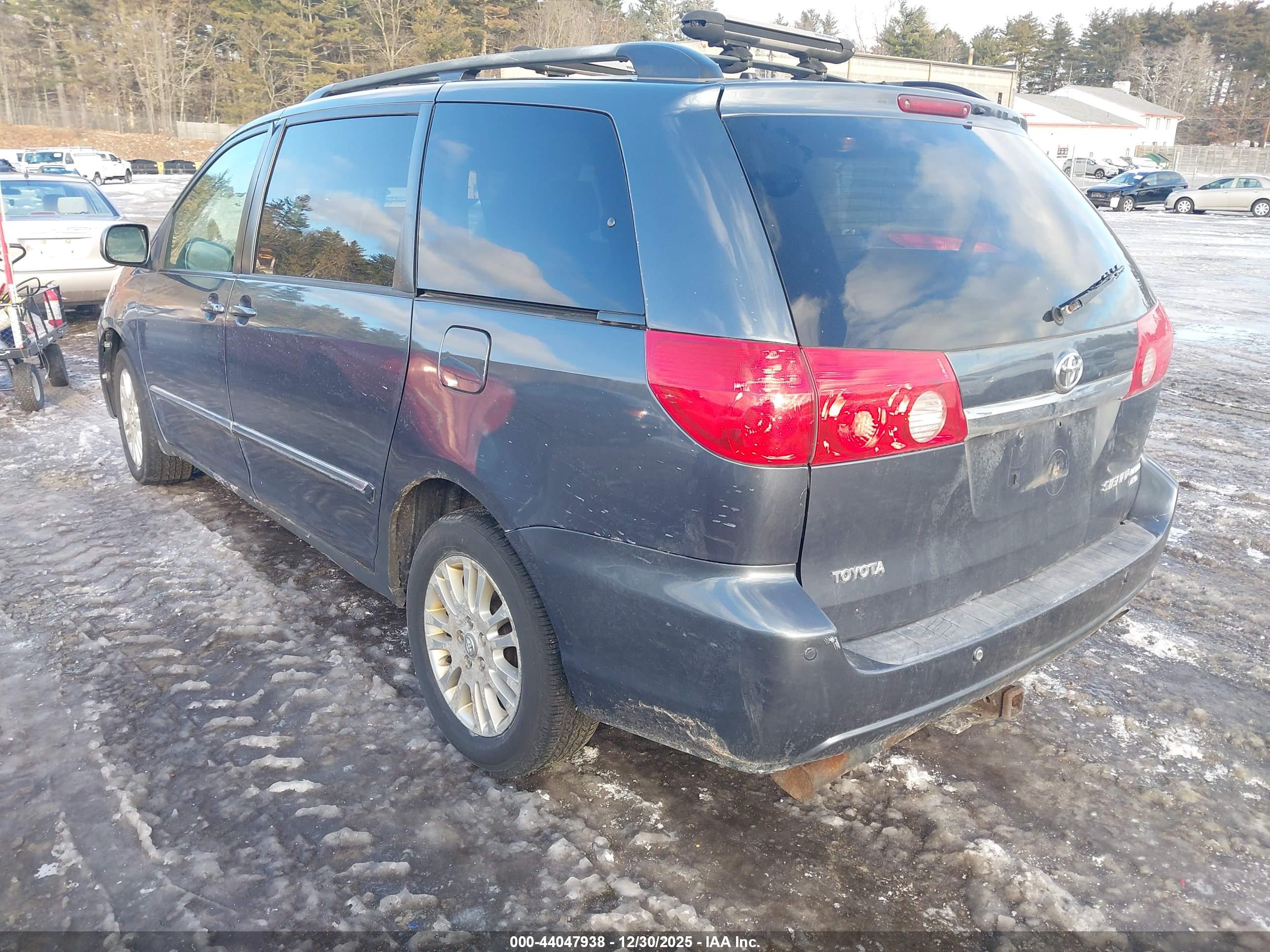 TOYOTA SIENNA image 3