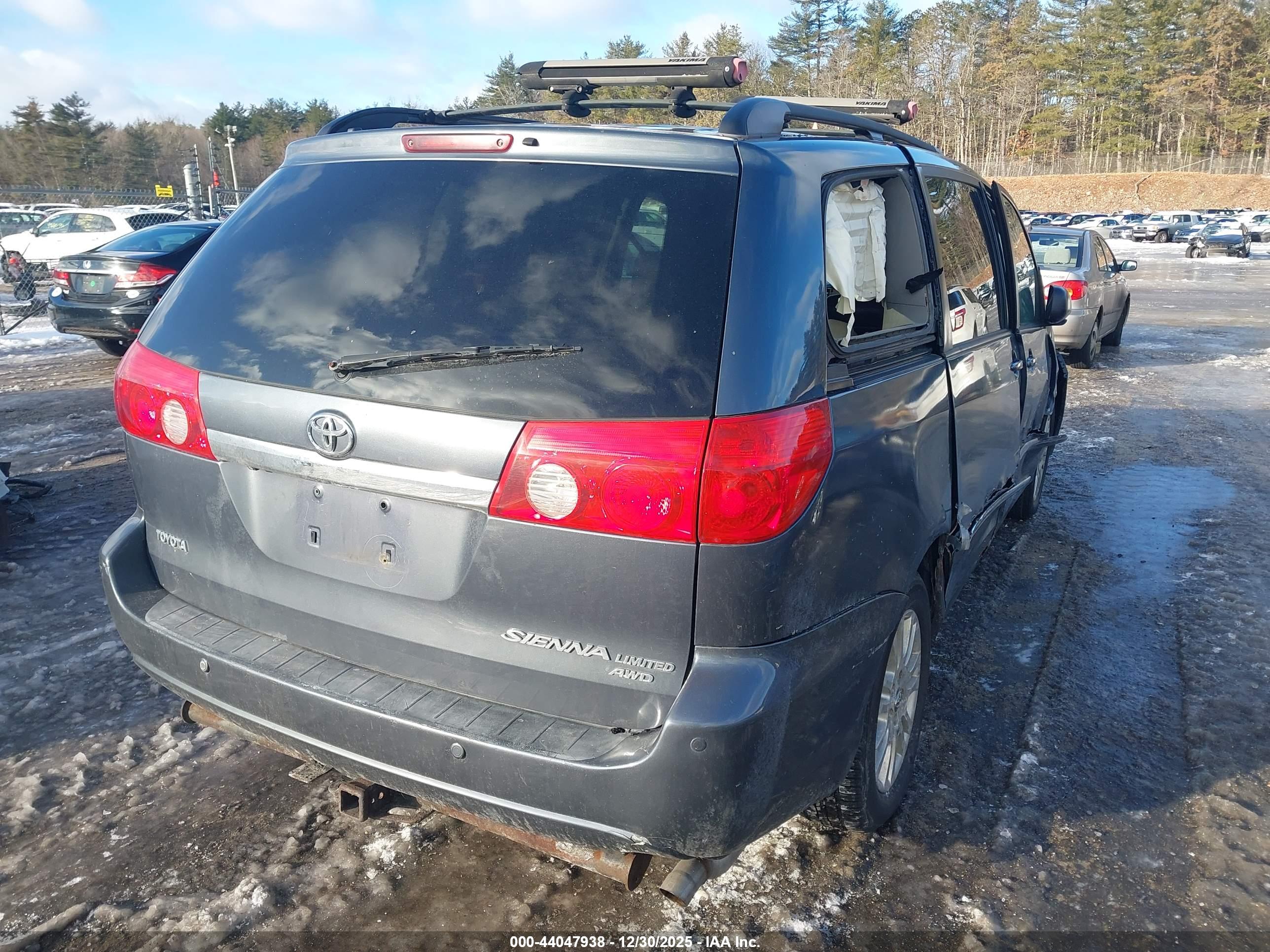 TOYOTA SIENNA image 4