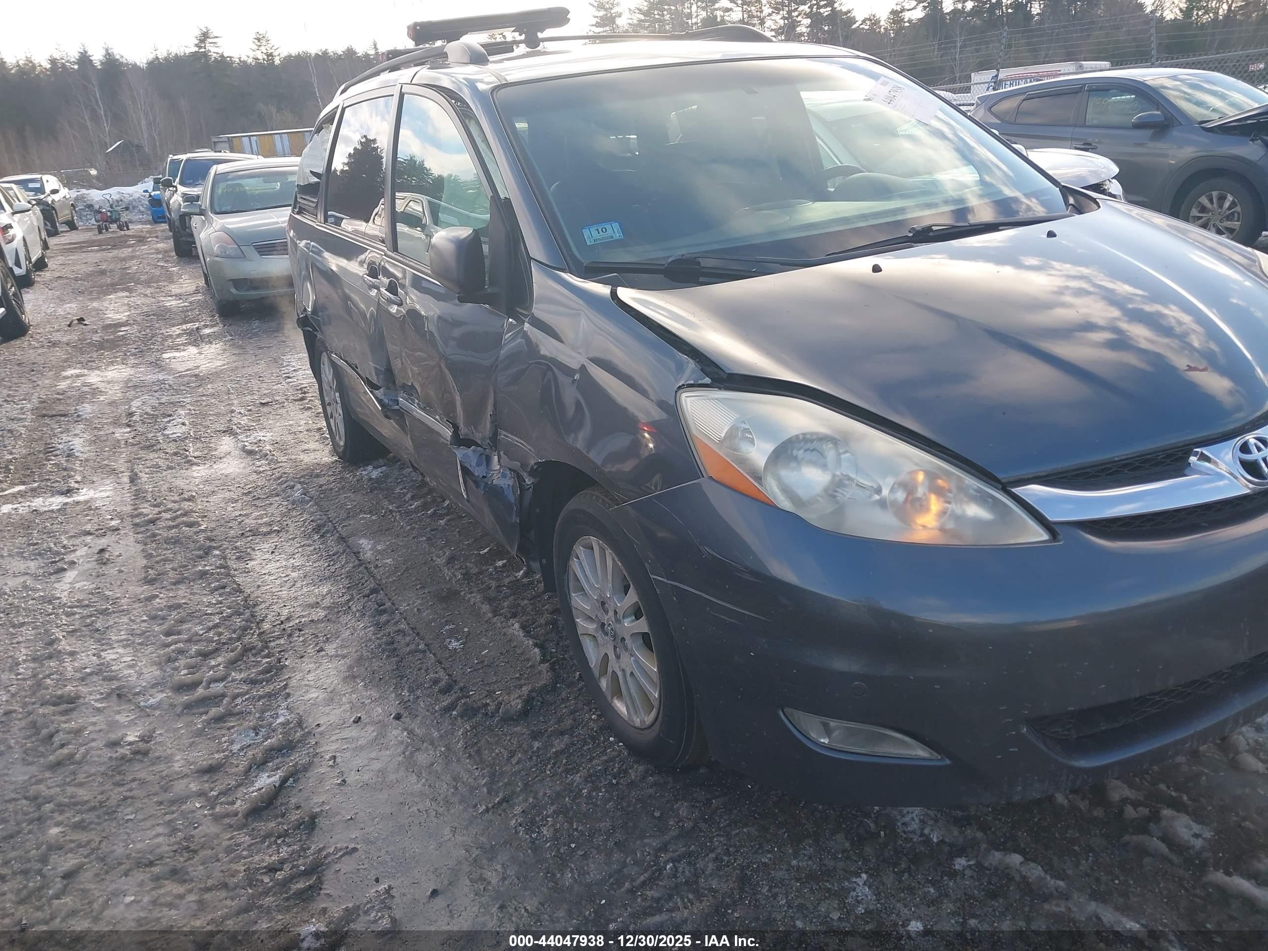 TOYOTA SIENNA image 6
