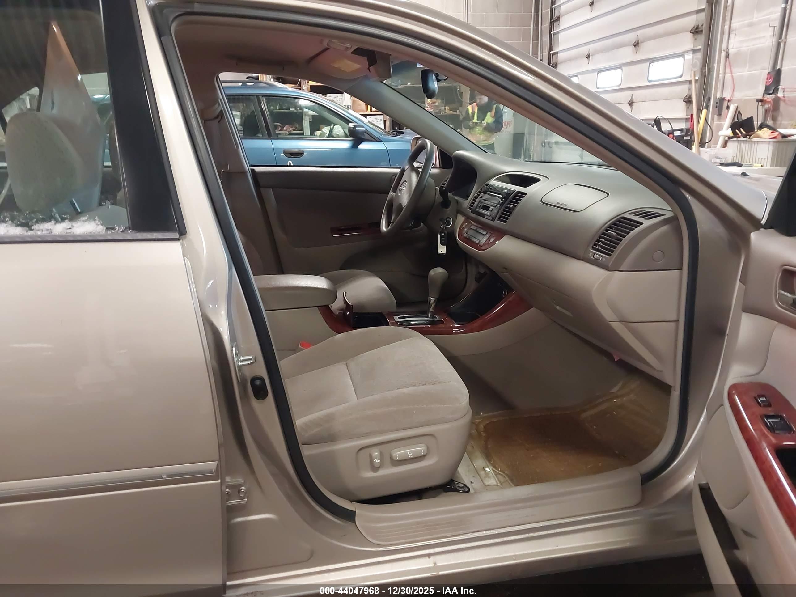 TOYOTA CAMRY image 5