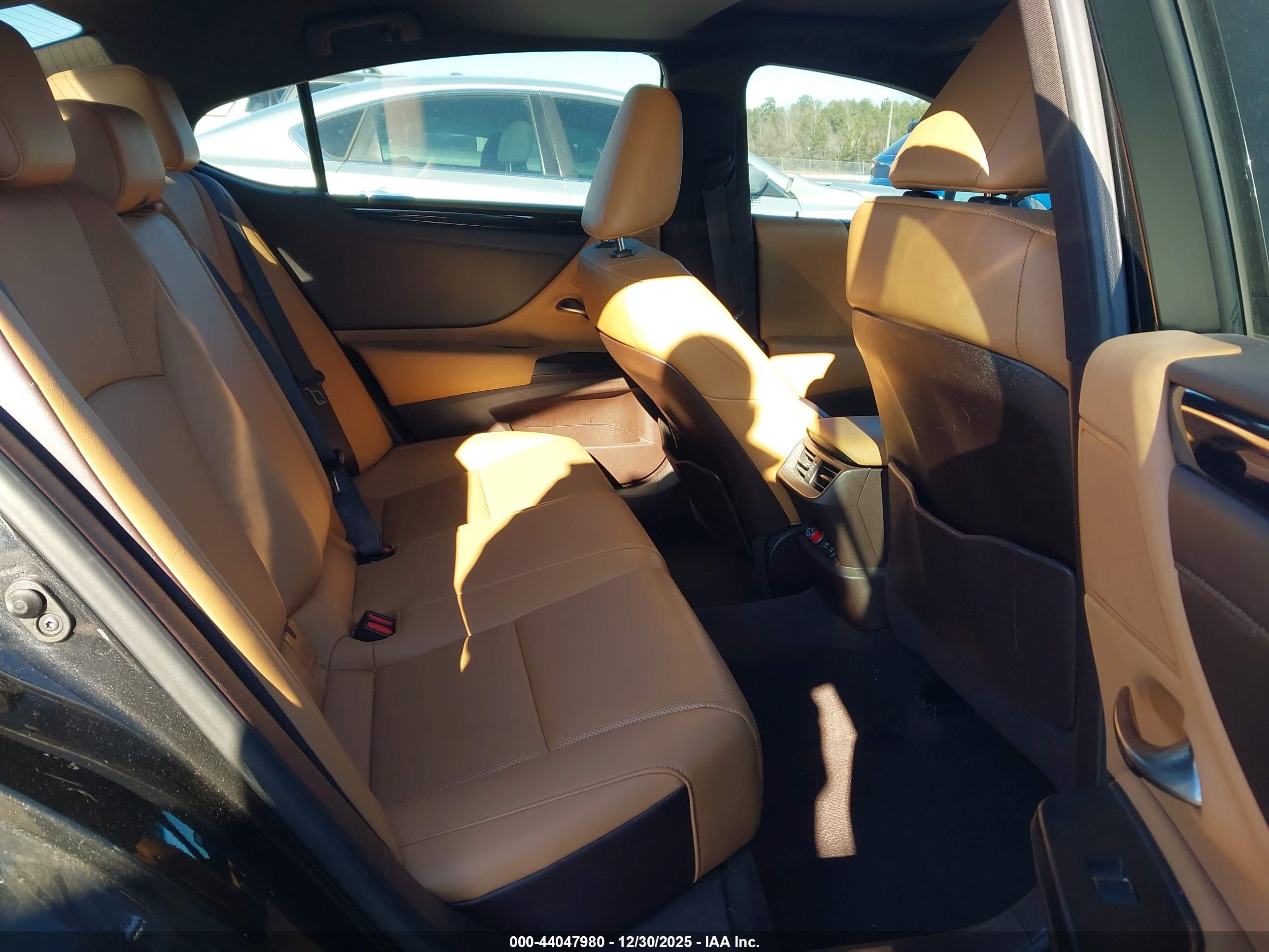LEXUS ES image 8