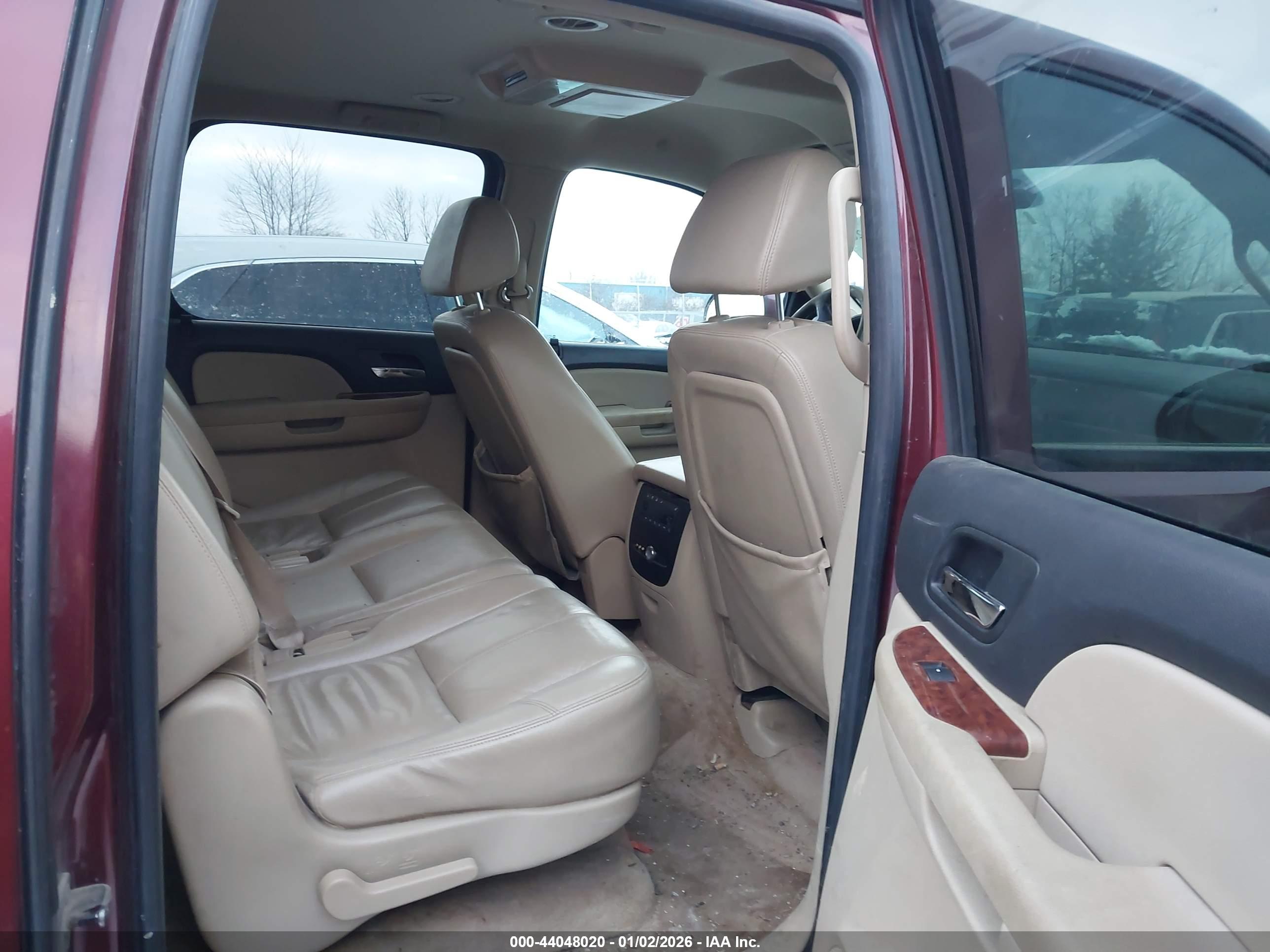 CHEVROLET SUBURBAN image 8