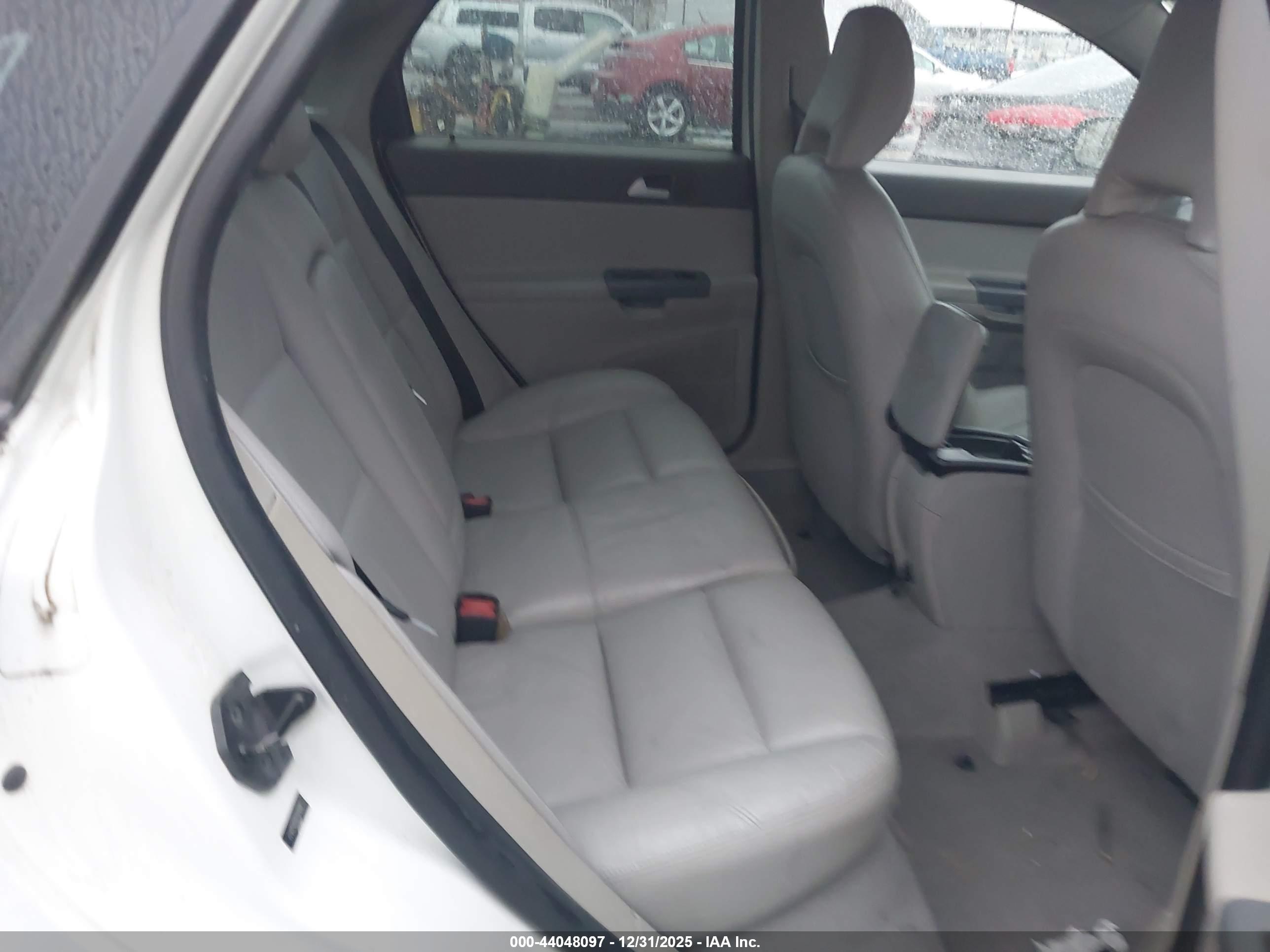 VOLVO S40 image 8
