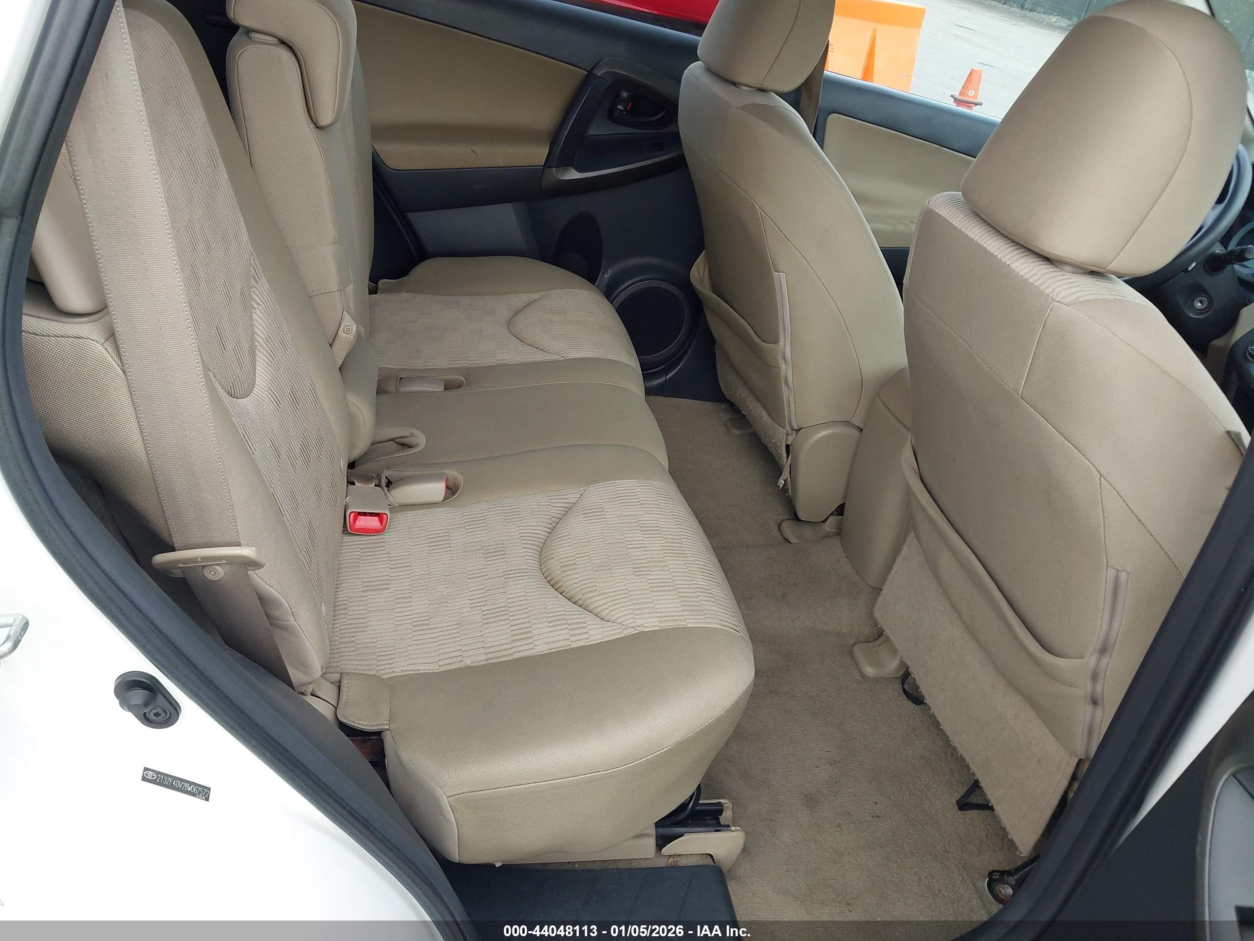 TOYOTA RAV4 image 8