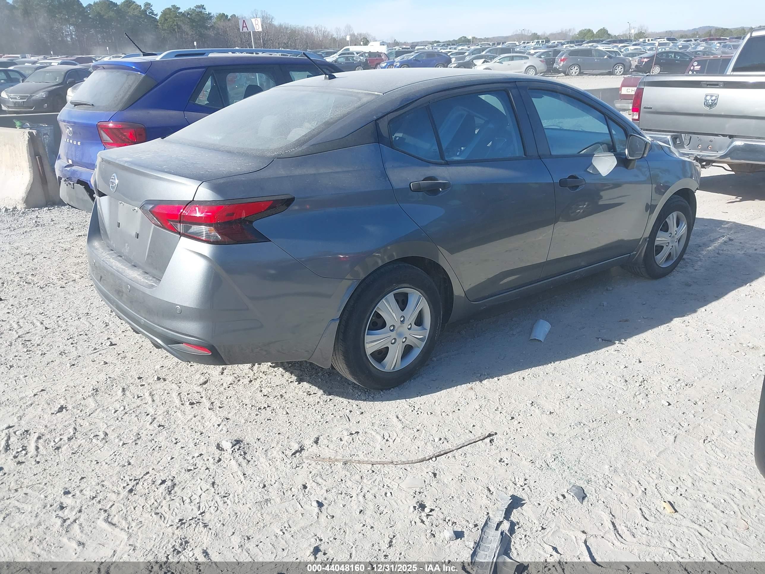 NISSAN VERSA image 4