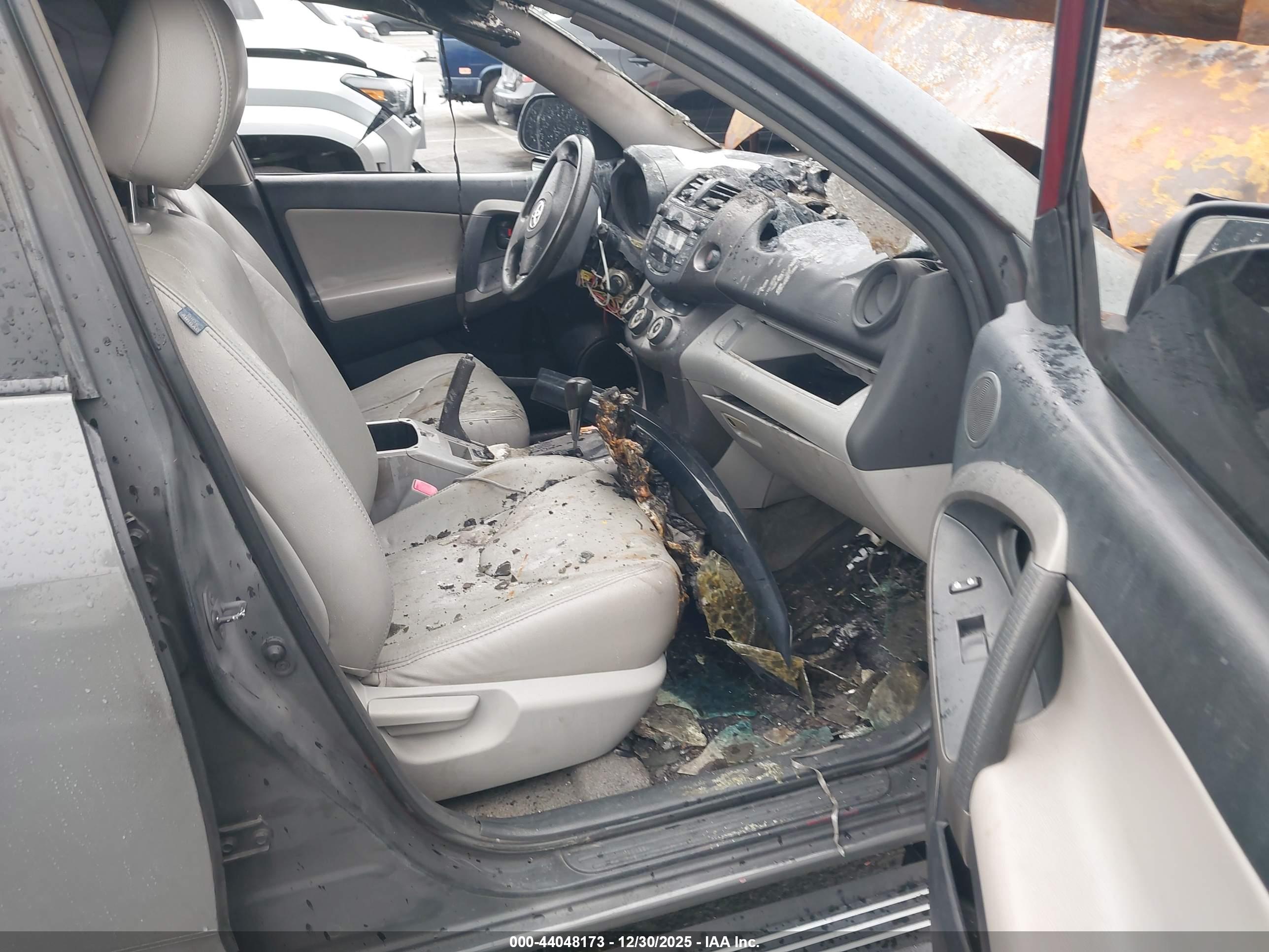 TOYOTA RAV4 image 5
