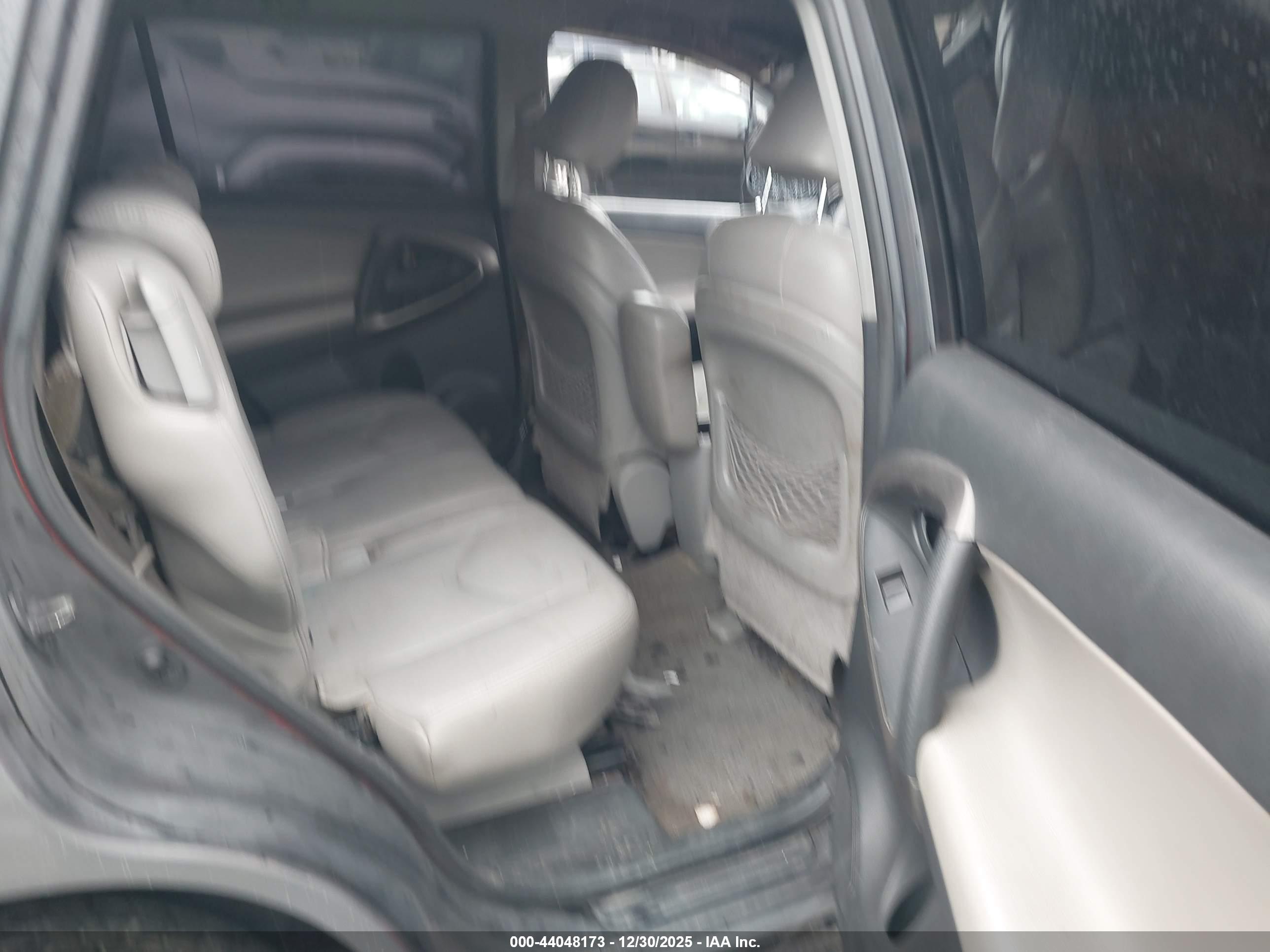 TOYOTA RAV4 image 8