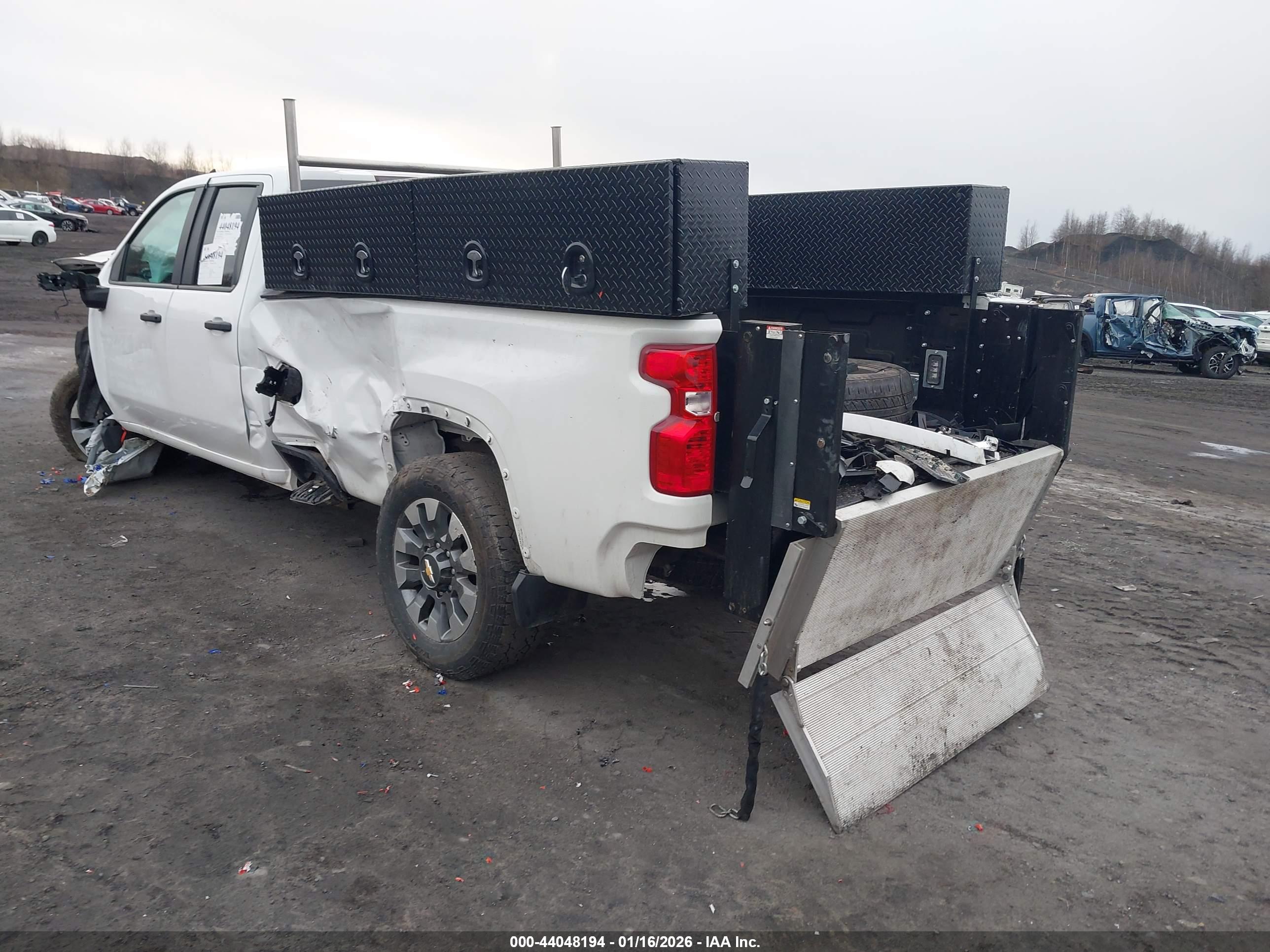 CHEVROLET SILVERADO image 3