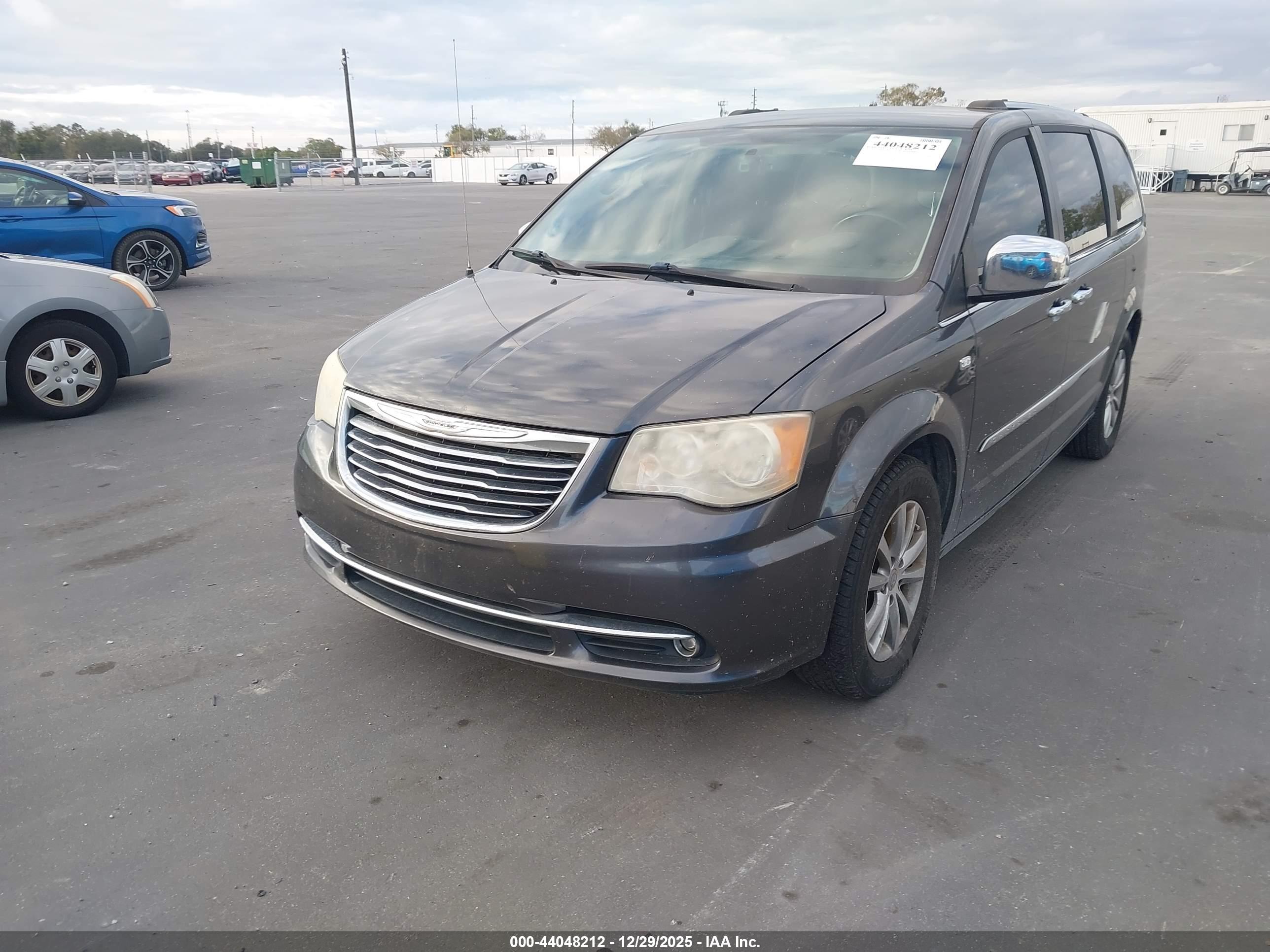 CHRYSLER TOWN image 2