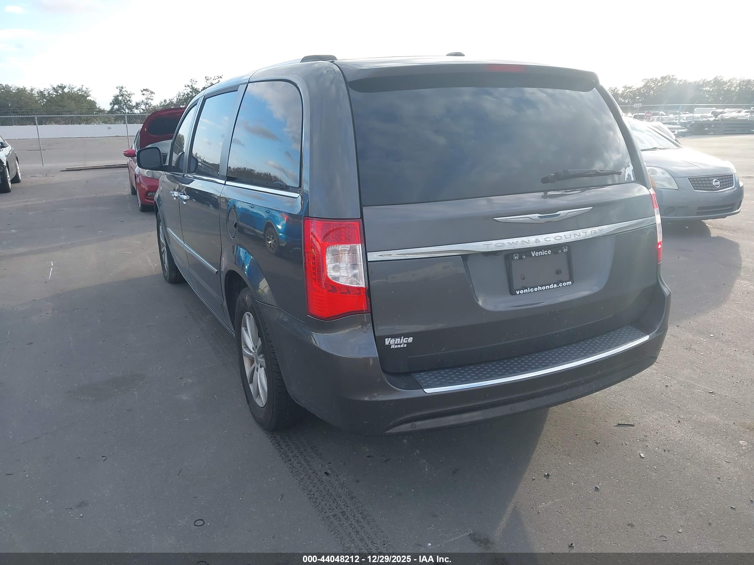 CHRYSLER TOWN image 3