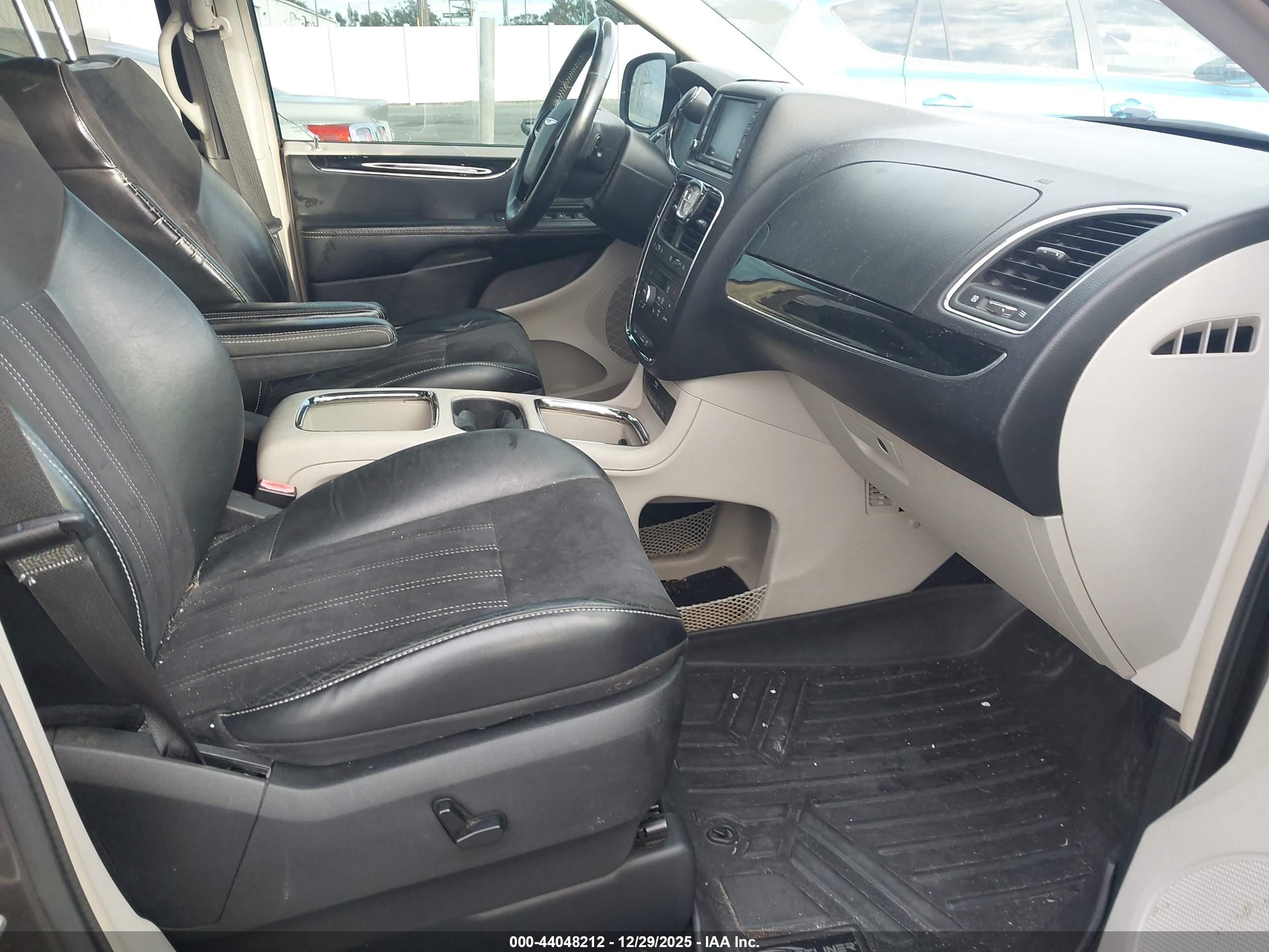 CHRYSLER TOWN image 5