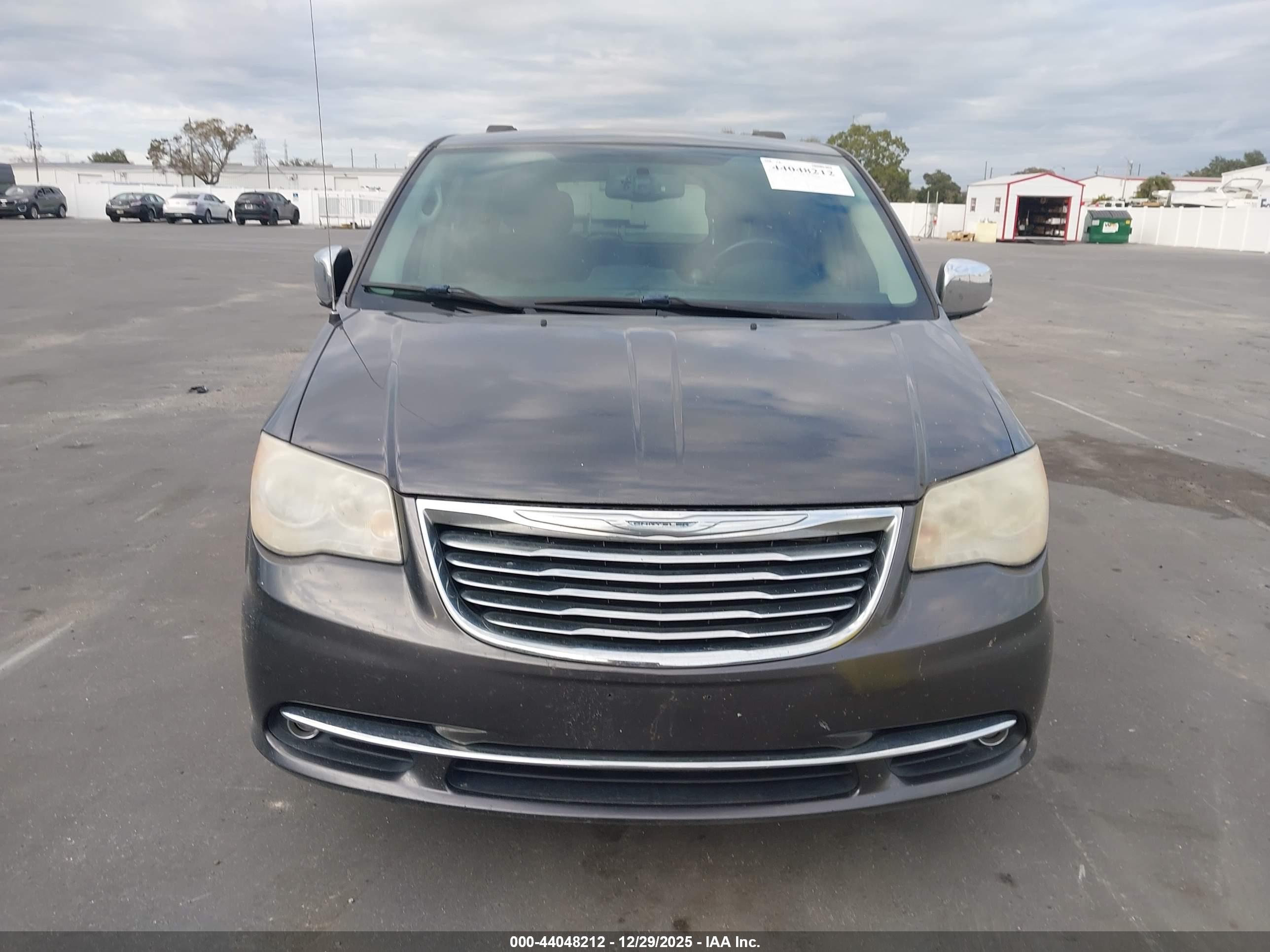 CHRYSLER TOWN image 6