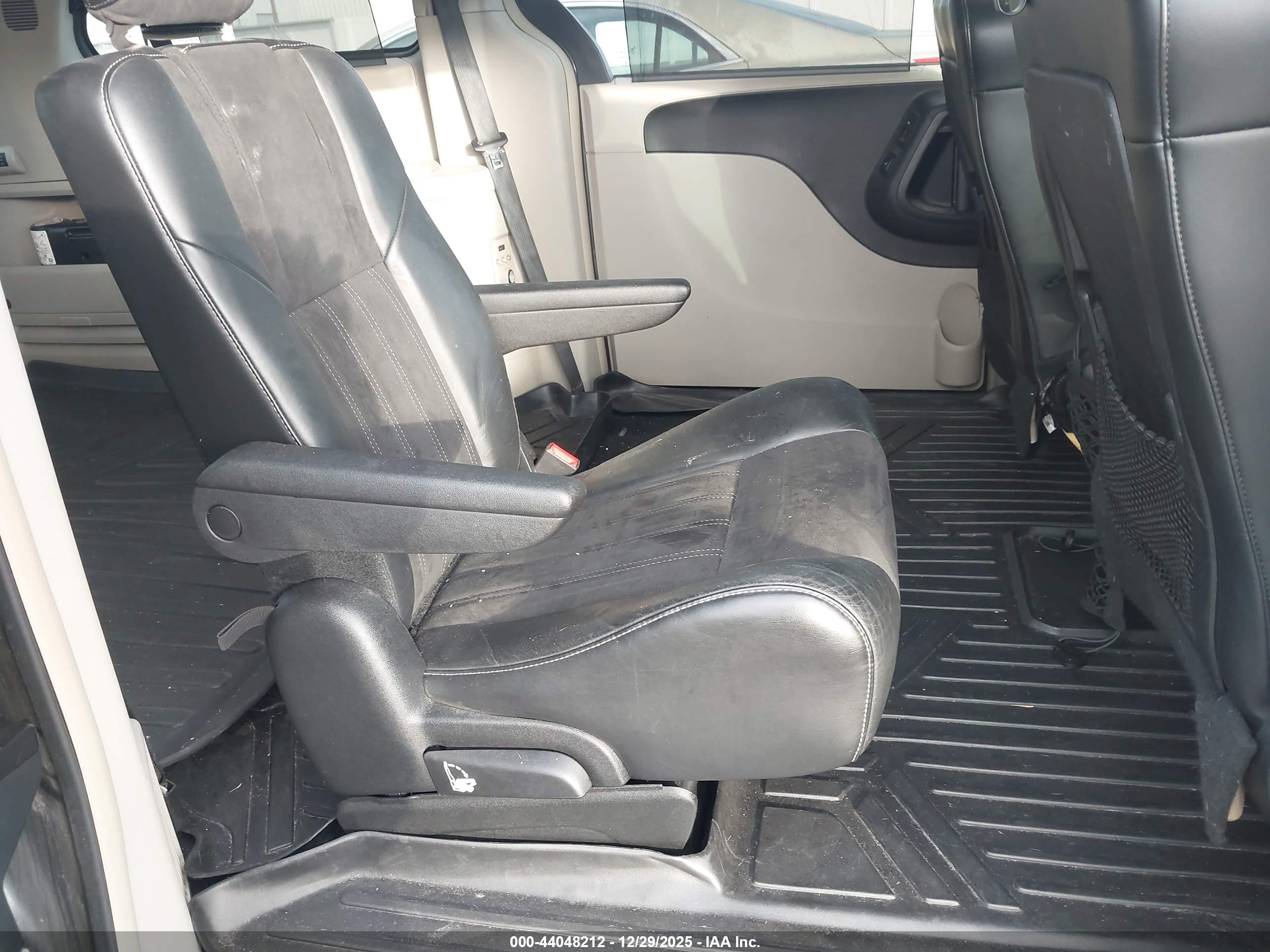 CHRYSLER TOWN image 8