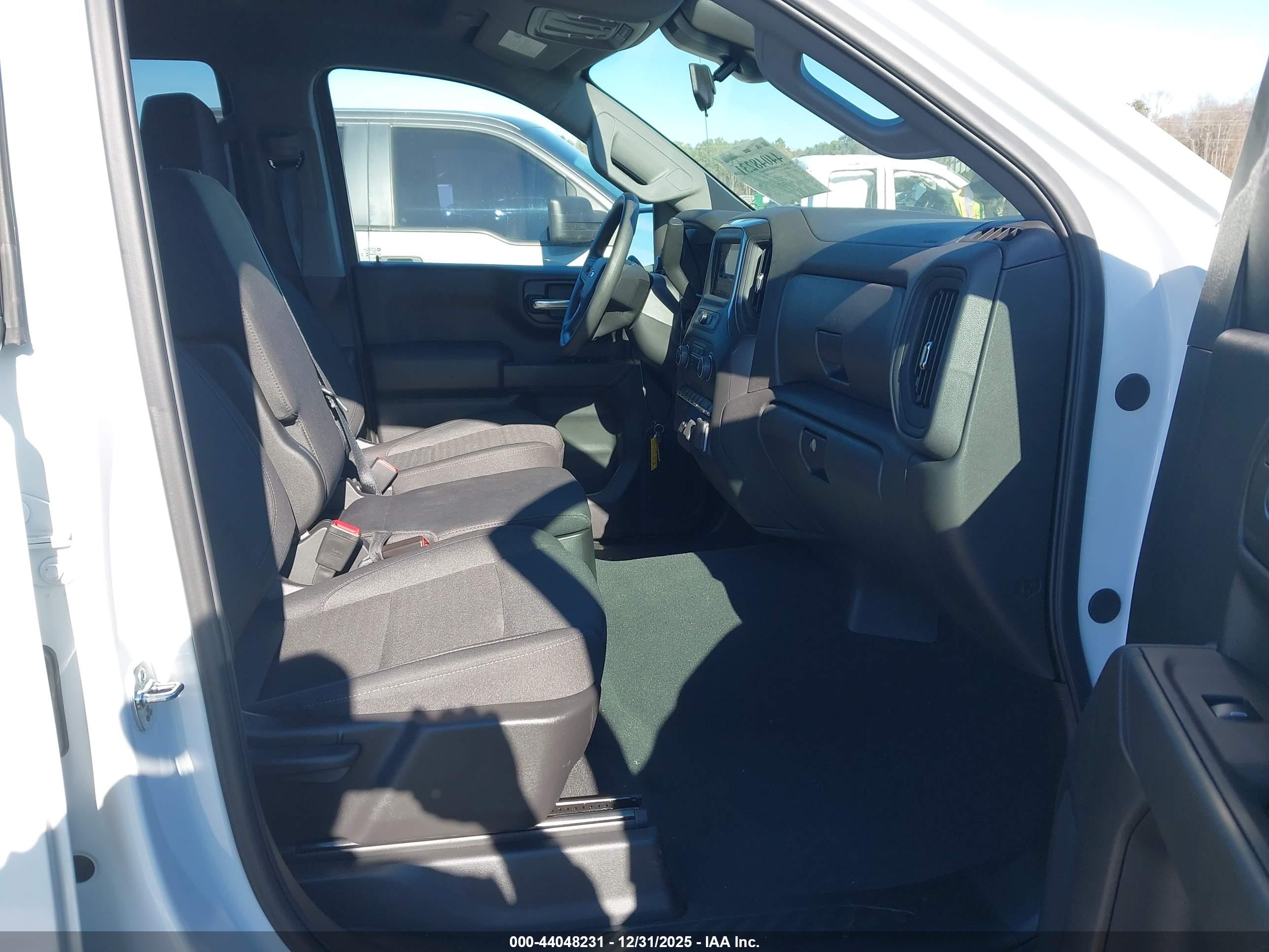 CHEVROLET SILVERADO image 5