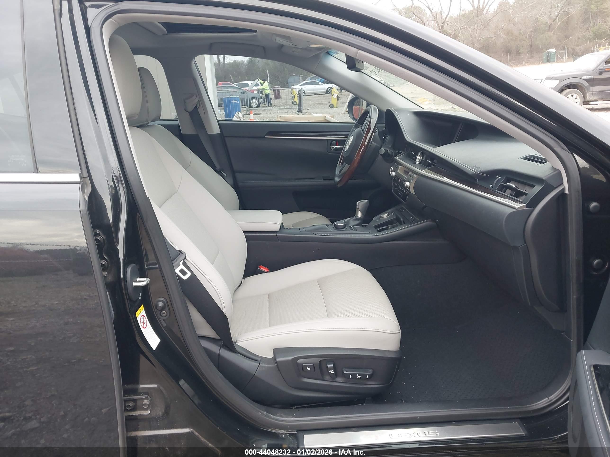 LEXUS ES image 5