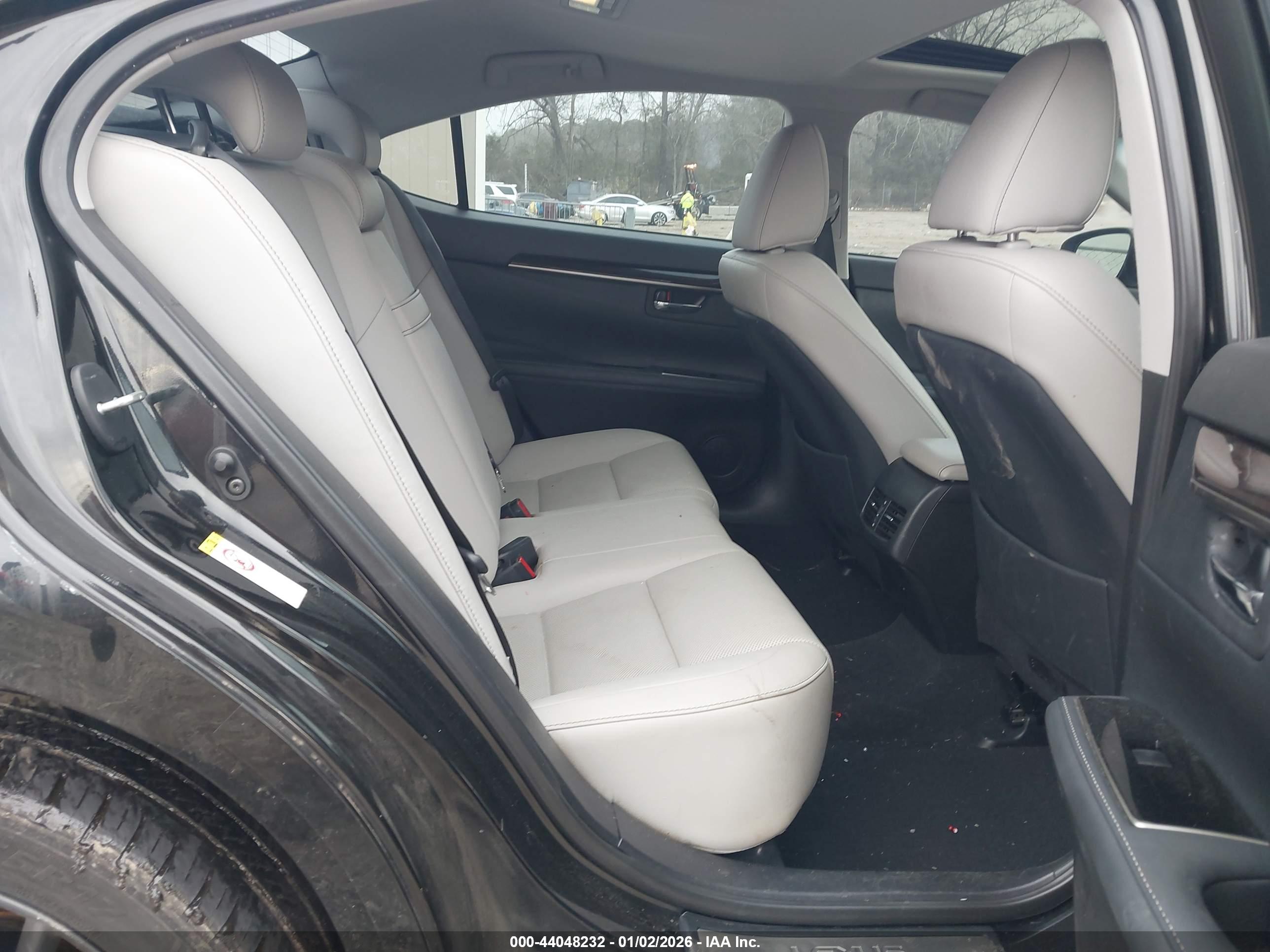 LEXUS ES image 8