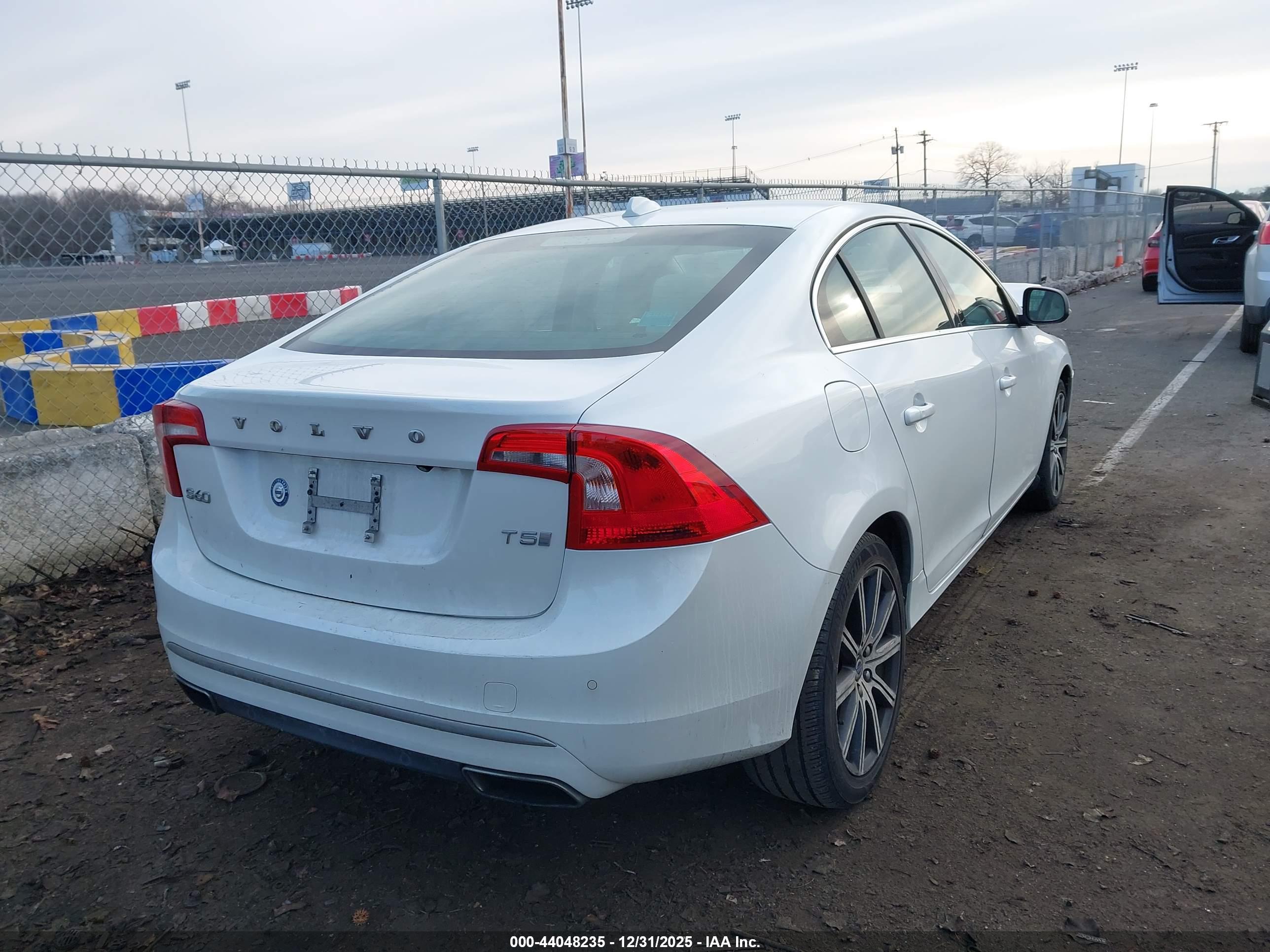 VOLVO S60 image 4