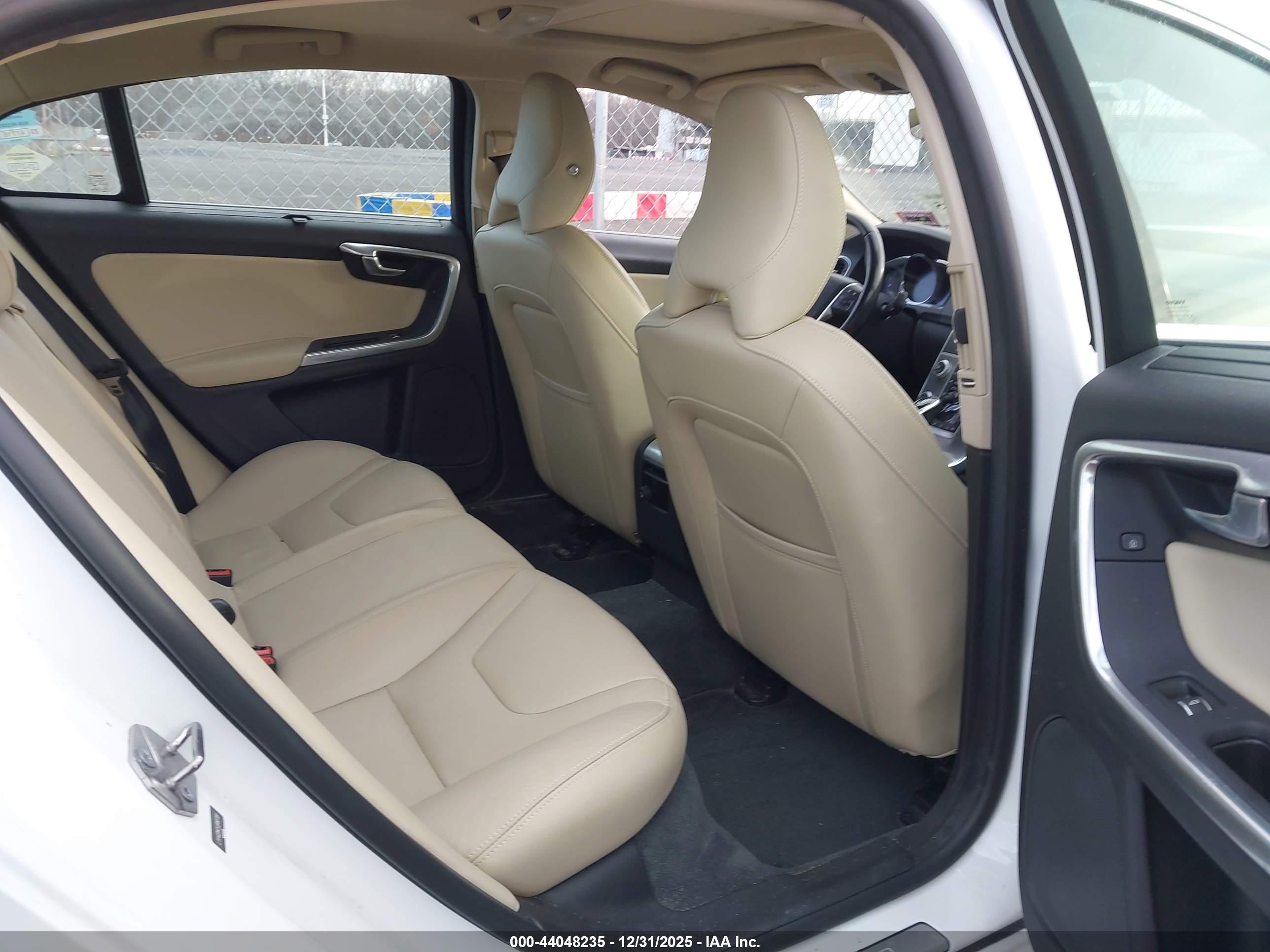 VOLVO S60 image 8