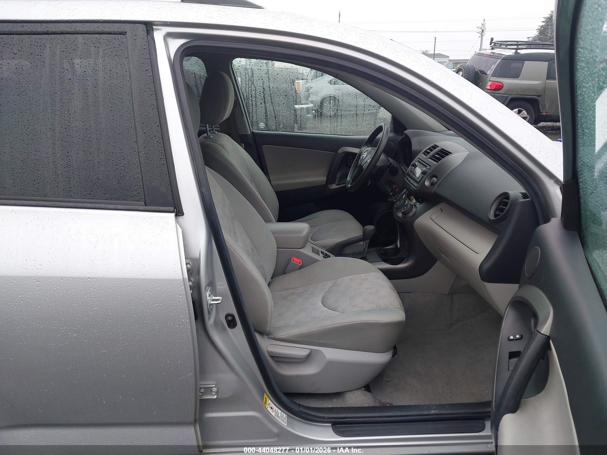 TOYOTA RAV4 image 5