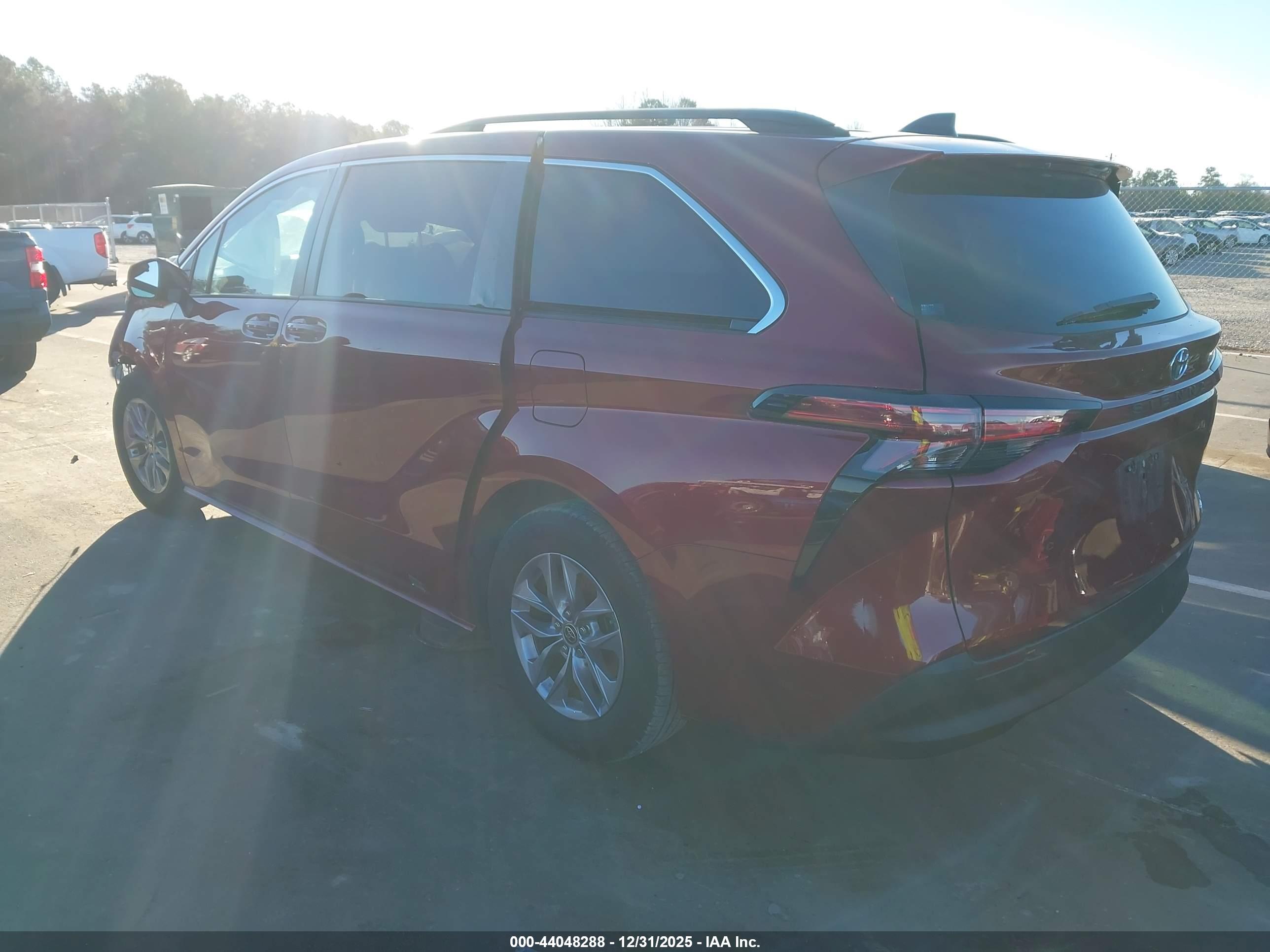 TOYOTA SIENNA image 3