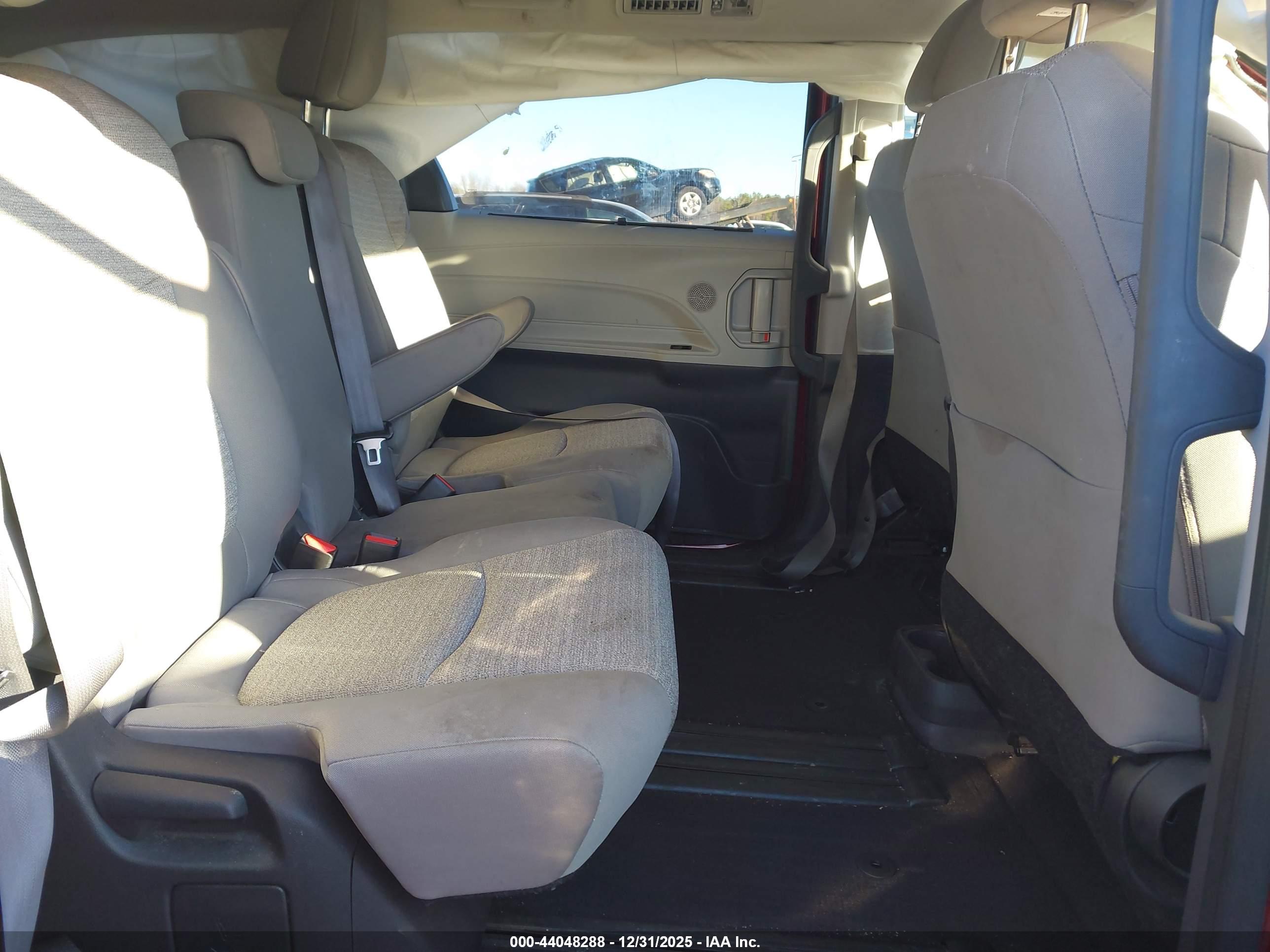 TOYOTA SIENNA image 8