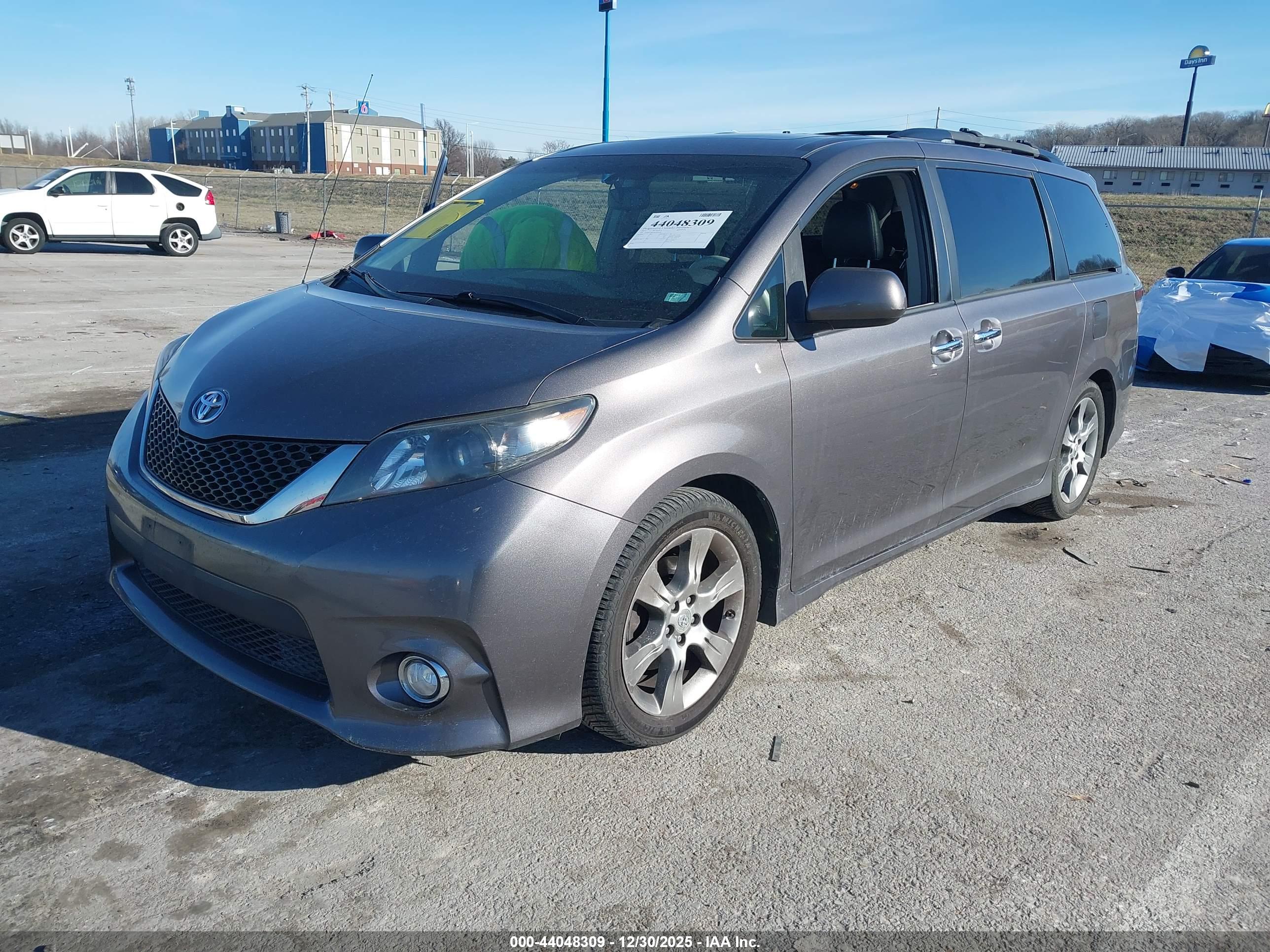 TOYOTA SIENNA image 2