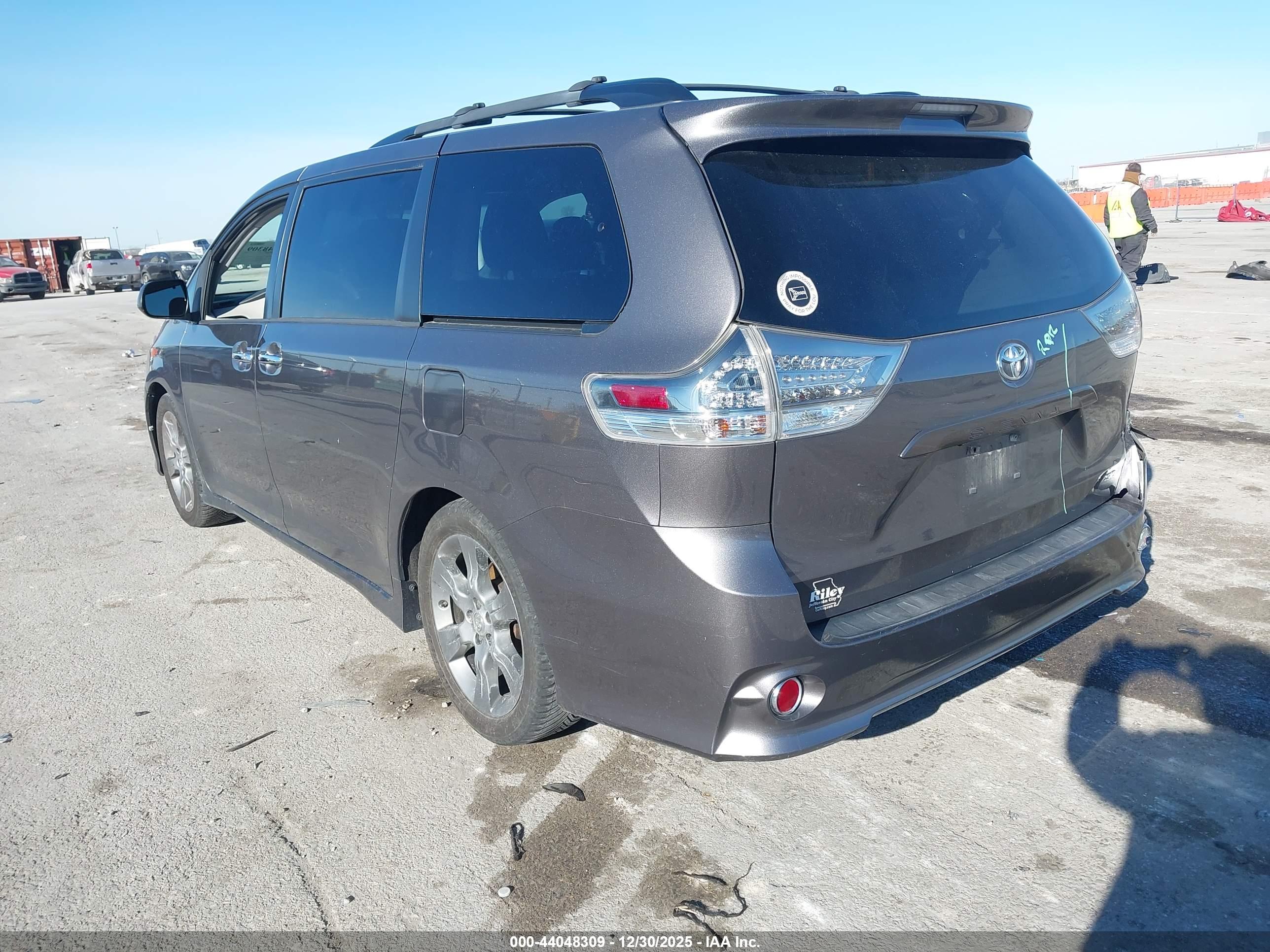 TOYOTA SIENNA image 3