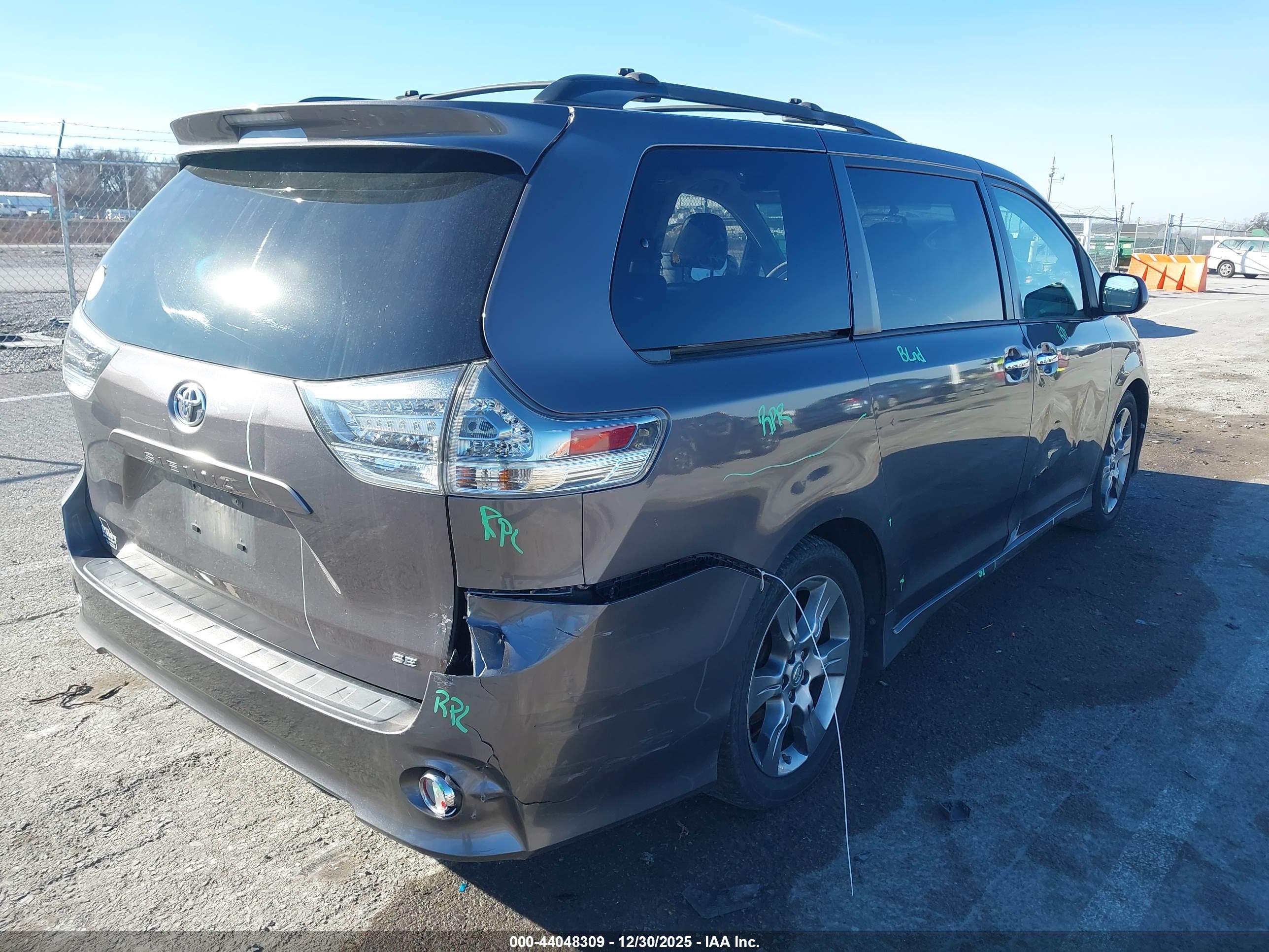 TOYOTA SIENNA image 4