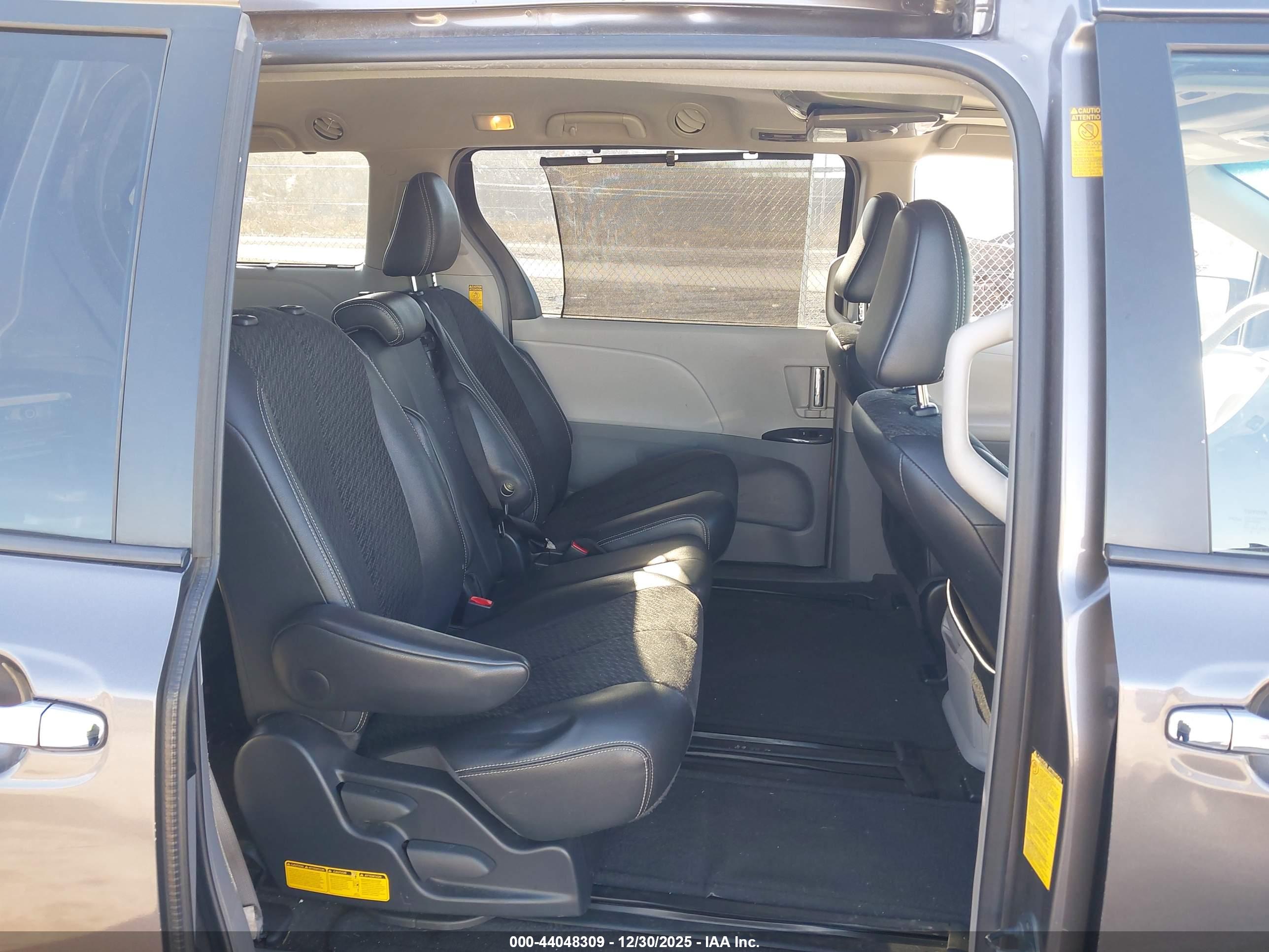 TOYOTA SIENNA image 8