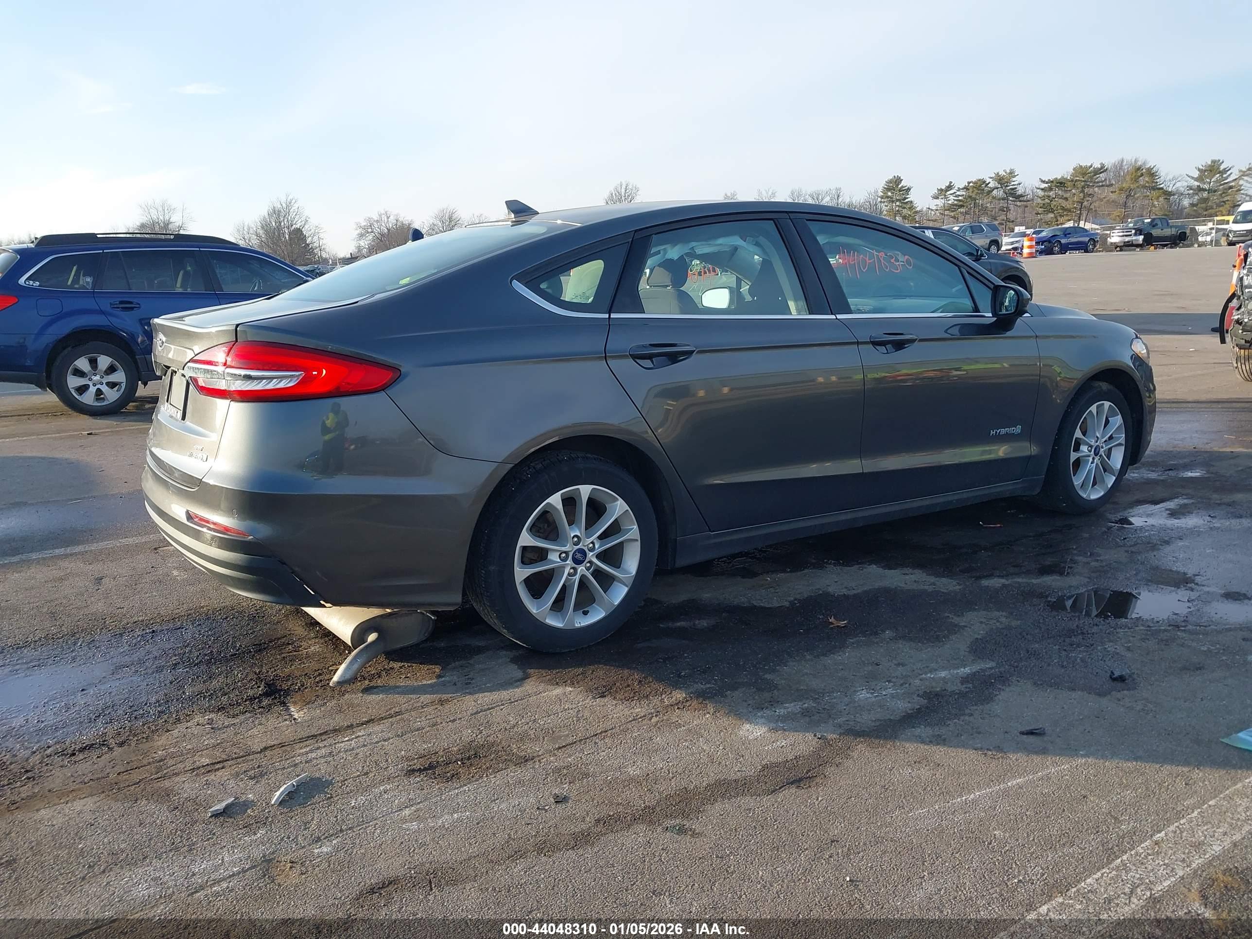 FORD FUSION image 4
