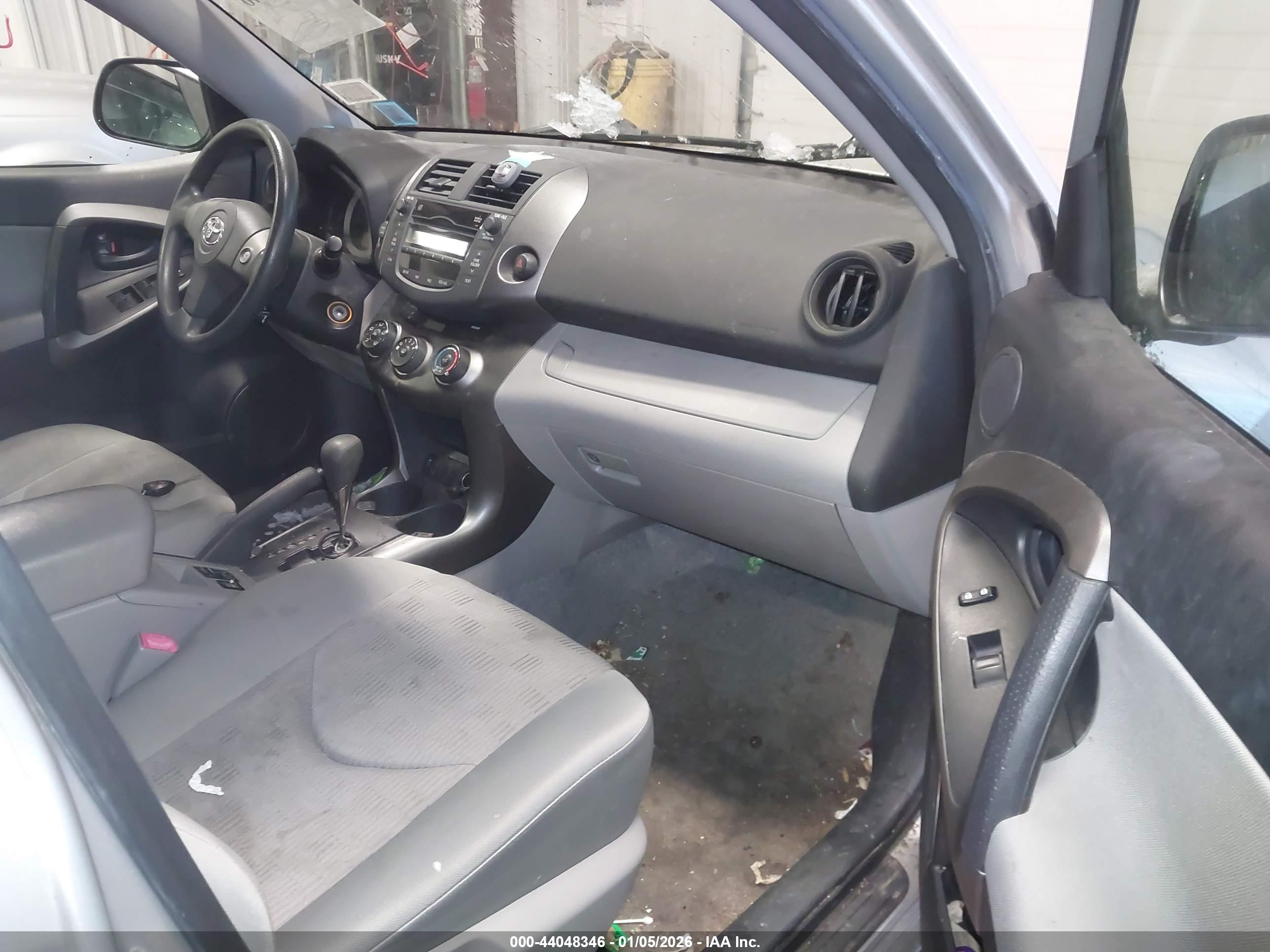 TOYOTA RAV4 image 5