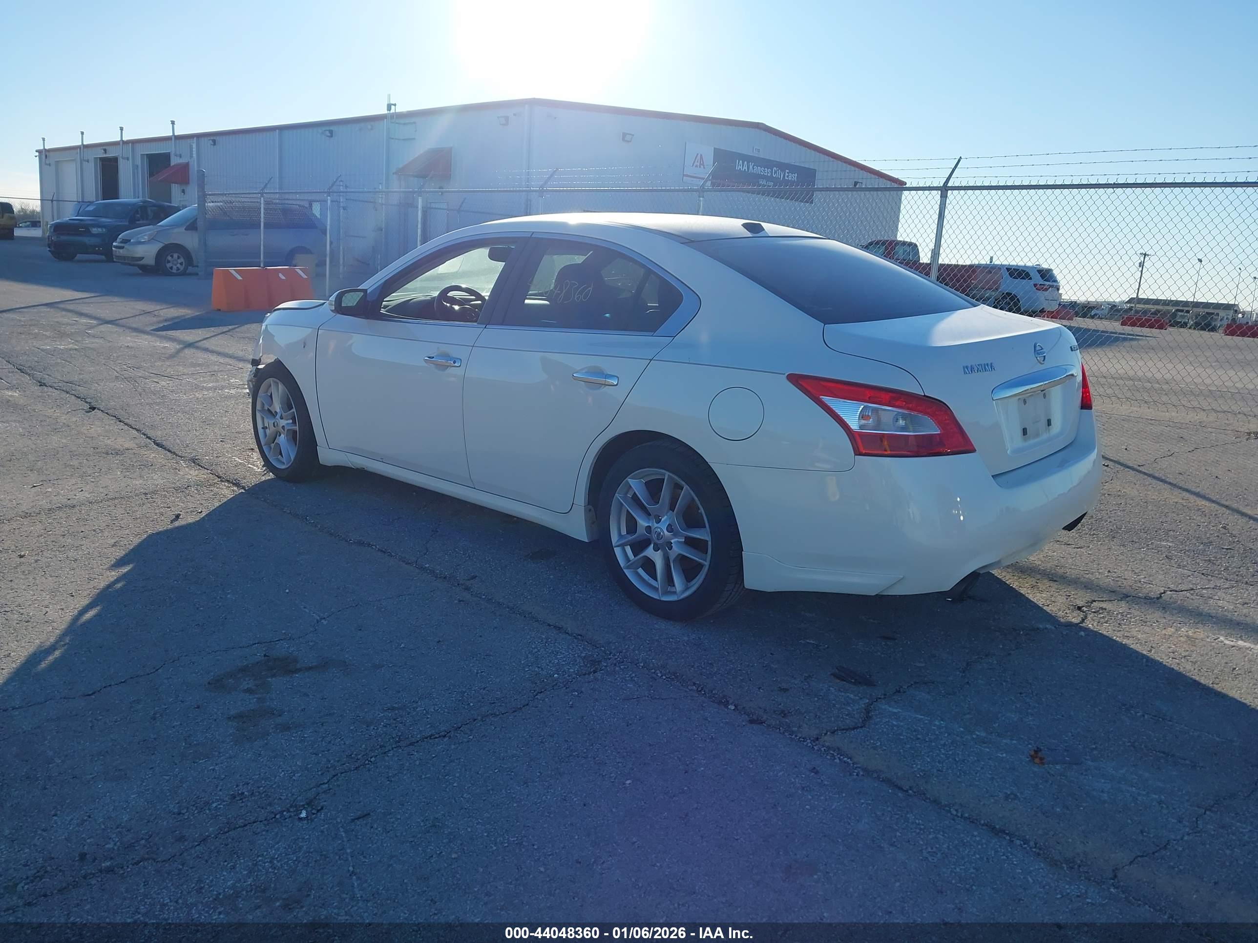 NISSAN MAXIMA image 3