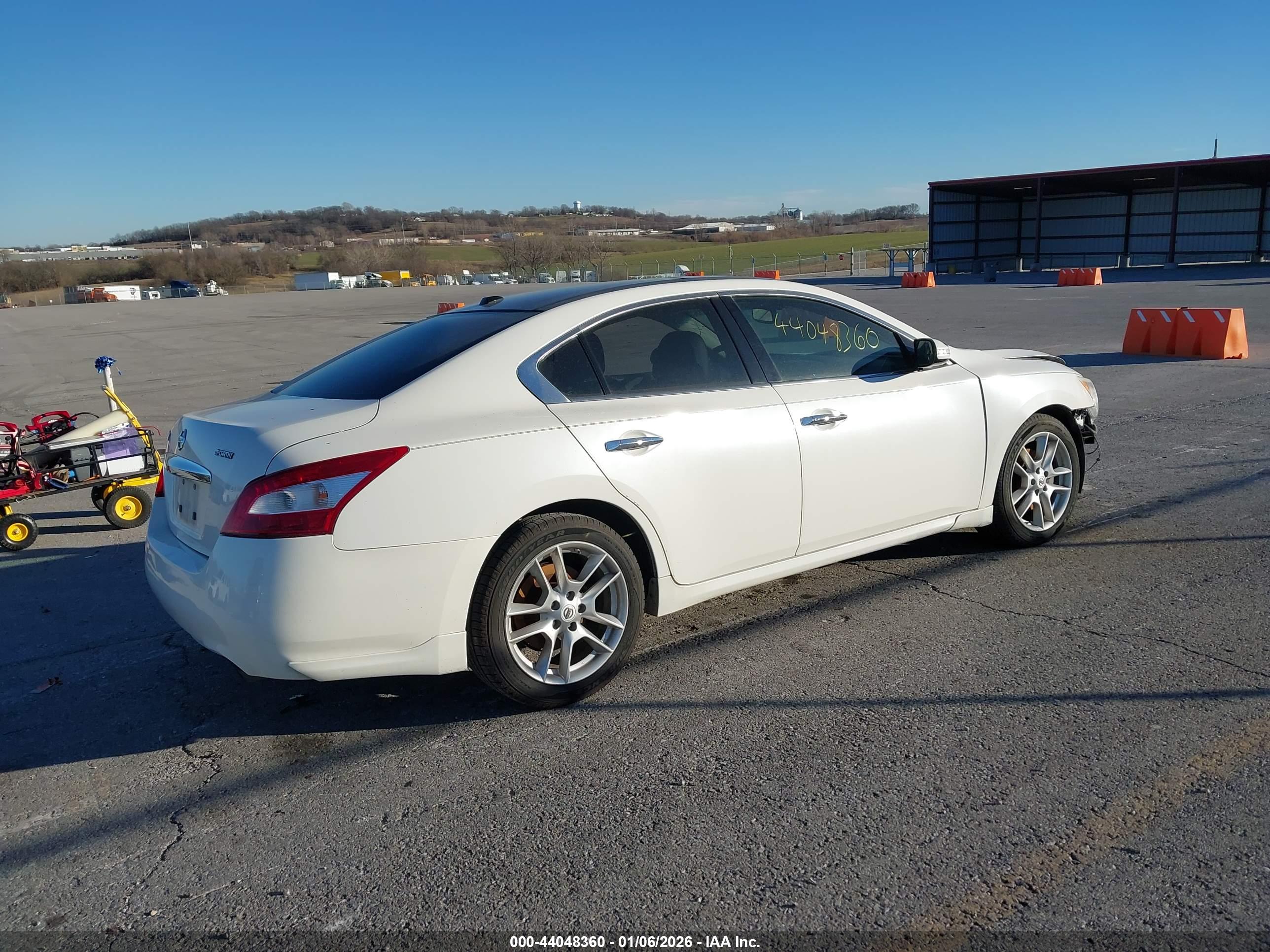 NISSAN MAXIMA image 4