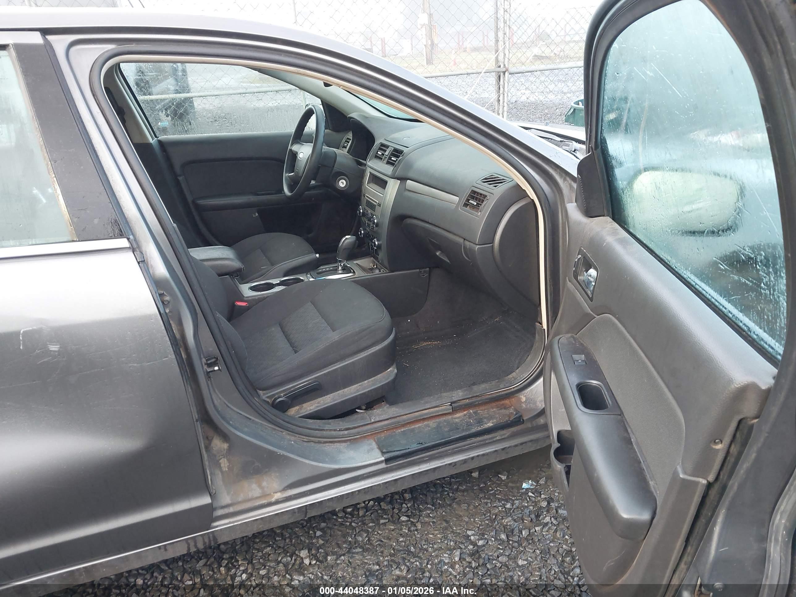 FORD FUSION image 5