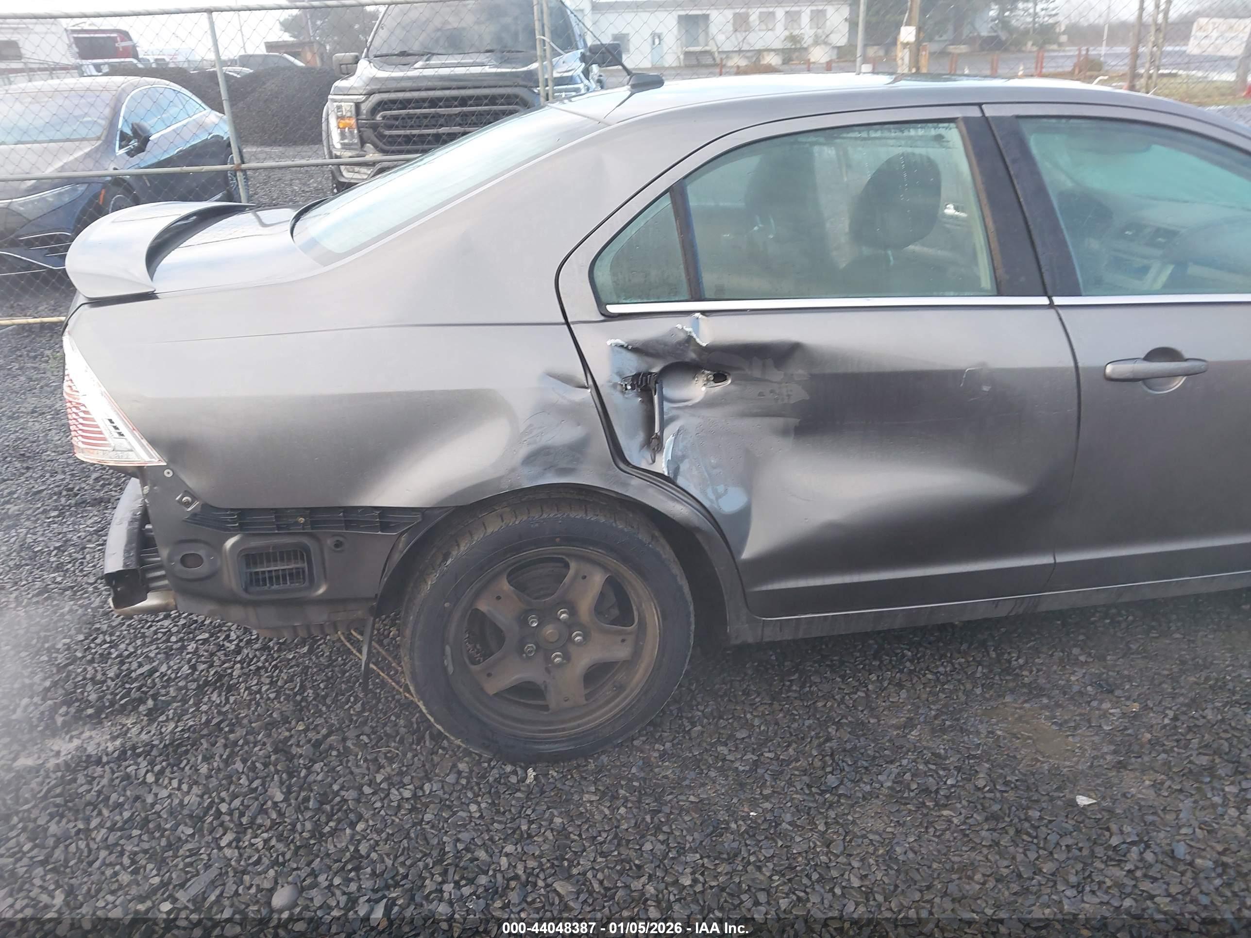 FORD FUSION image 6