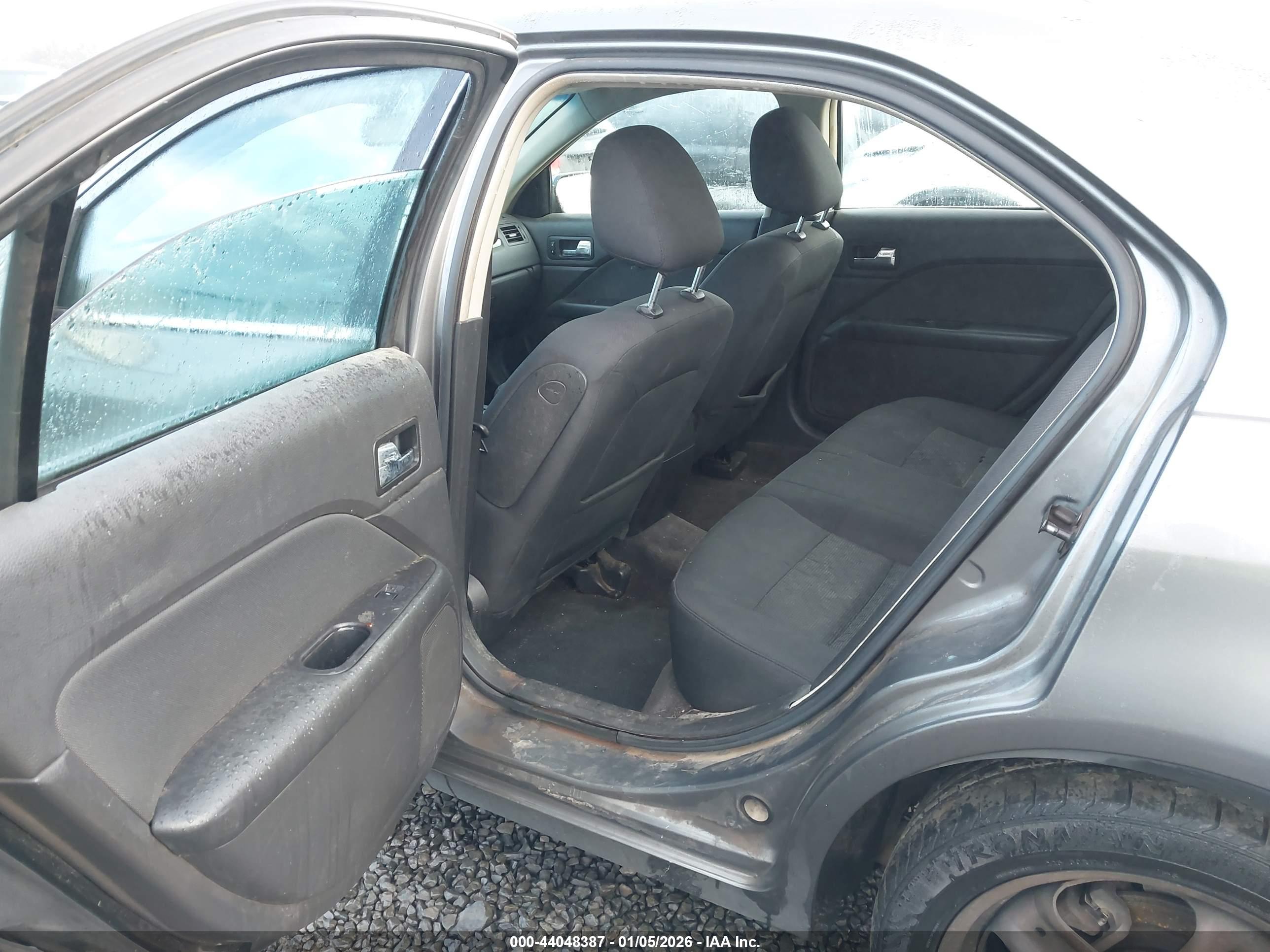 FORD FUSION image 8