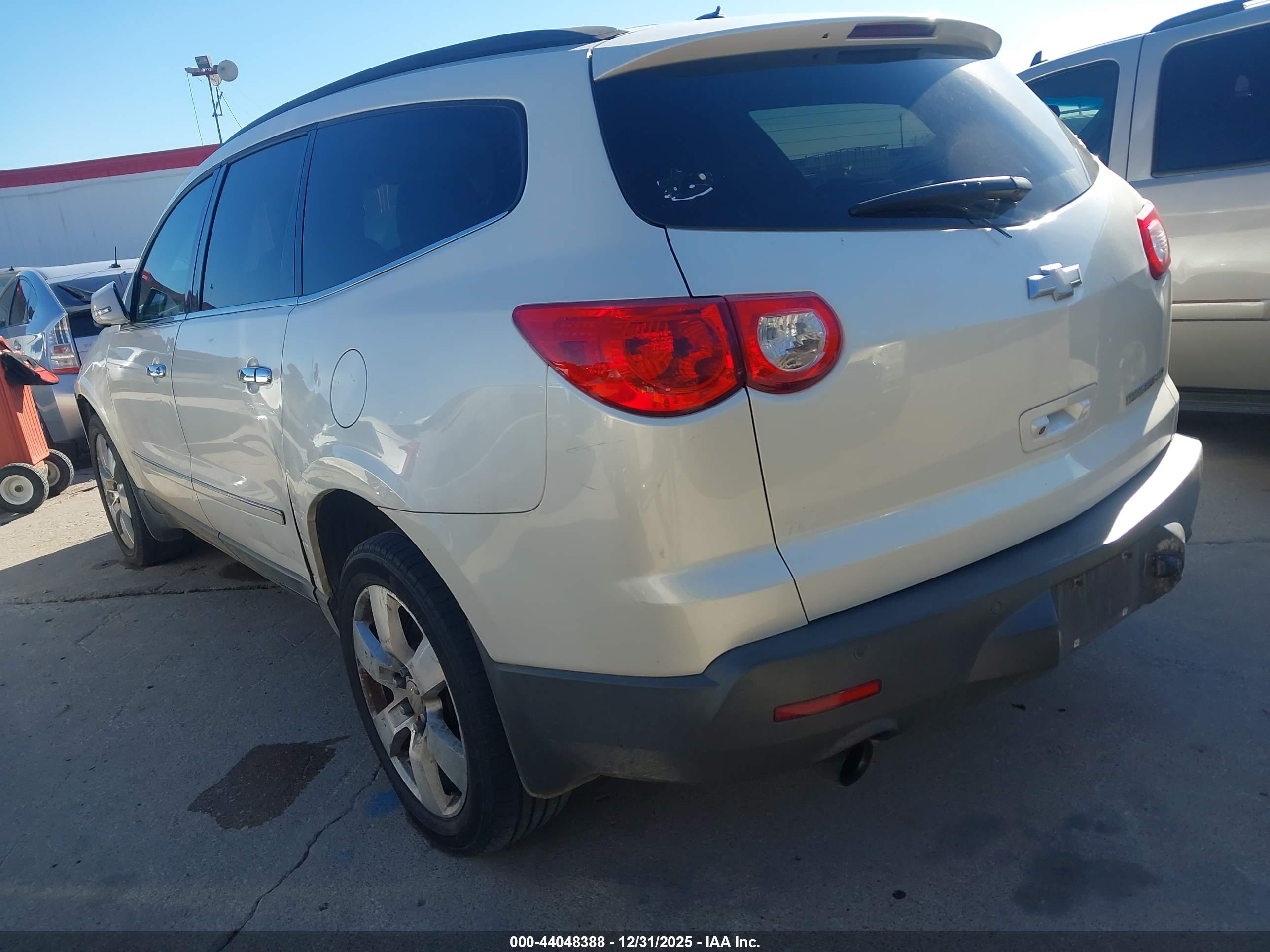 CHEVROLET TRAVERSE image 3